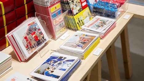 PARCOさんのインスタグラム写真 - (PARCOInstagram)「『浅田撮影局』﻿ 最新作写真集『浅田撮影局　まんねん』『浅田撮影局　せんねん』は、PARCO MUSEUM TOKYOにて先行販売しています！﻿ 展覧会記念グッズも、「浅田家」ロゴ入りバームクーヘン、展覧会オリジナル百目木人形、ステッカーセット、アクリルキーホルダーなど会場限定商品も人気です！﻿ 来場の記念におすすめです。﻿  ﻿ 会期：9月26日(土)～10月12(月)11:00-21:00﻿ 会場PARCO MUSEUM TOKYO(渋谷PARCO 4F)﻿ ﻿ 本邦初公開の最新作写真集「浅田撮影局 まんねん」の世界が広がる展示で、浅田政志自身の息子「朝日」は縁起のよさそうな人に出会い、その場所に赴くことで、「千年。万年と末長く幸せに過ごしてほしい」と願う父親としての普遍的な願いをストレートに込めています。﻿ しかし、現実に千年、万年と生きることは叶わないことで、巡る命を写真で伝えていく思い出の形や、父「章」の遺影写真と向き合い模索する様をありありと写し出してます。﻿ そして、会場内に設えられた写真館風撮影スポットでは、今日という特別な一枚の思い出も持って帰れる「見て、撮って、残す」唯一無二の写真展です。﻿ ﻿ #浅田政志 #浅田撮影局 #浅田家 #写真展 #渋谷パルコ #渋谷PARCO #PARCOMUSEUMTOKYO」10月2日 22時42分 - parco_official