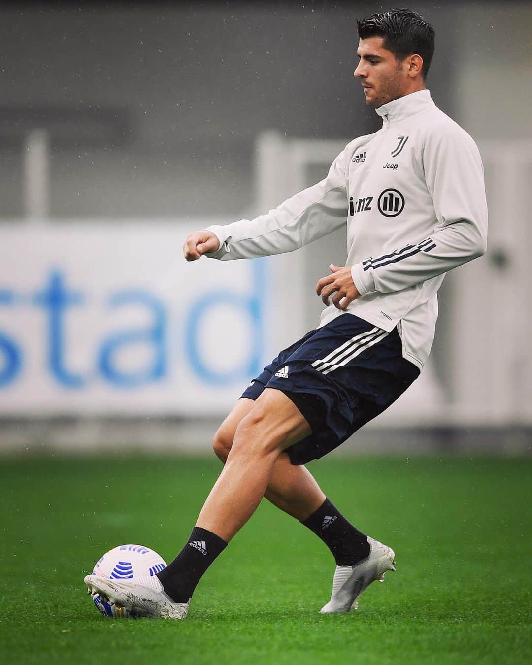 アルバロ・モラタのインスタグラム：「⚽️🦶🏻」