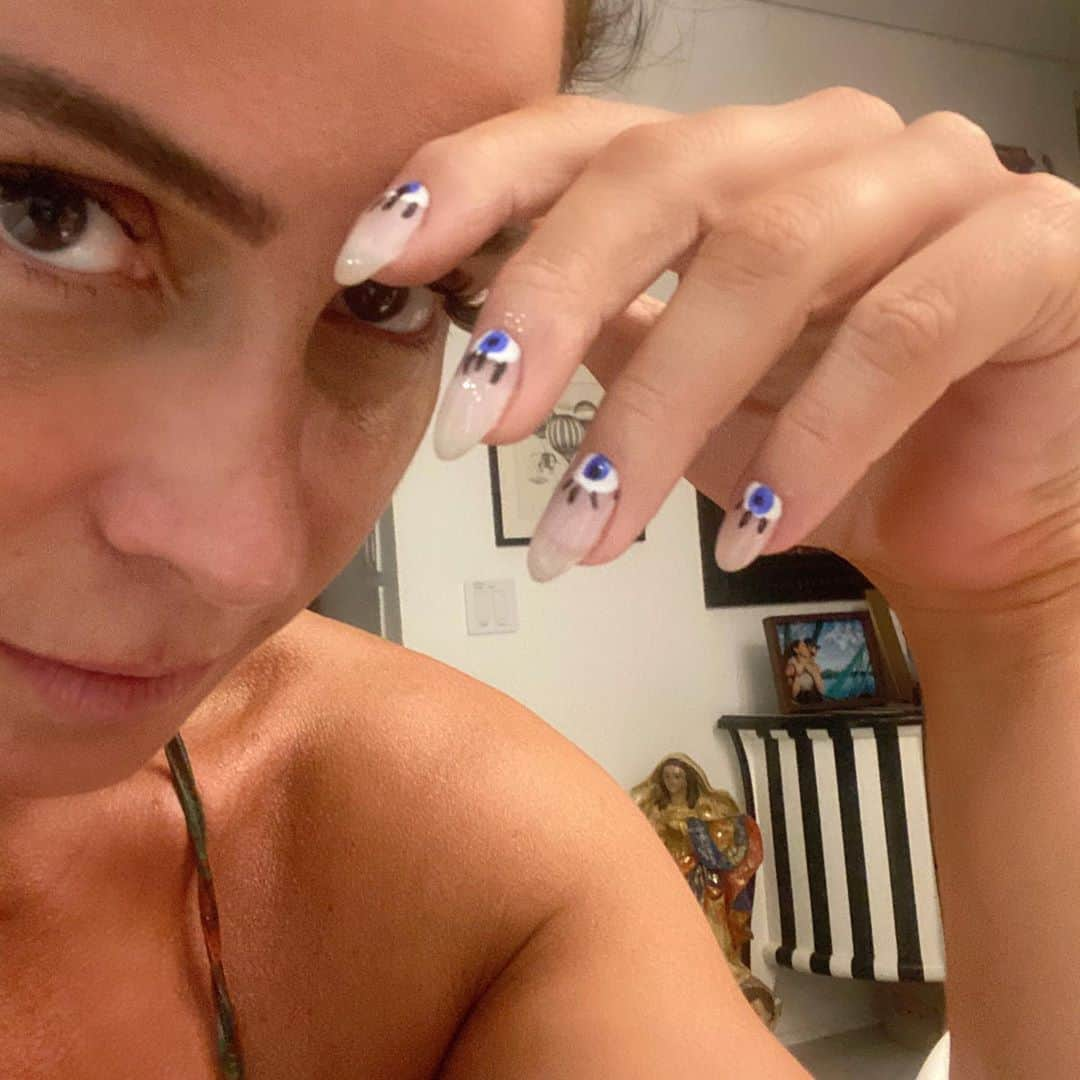 Giovanna Antonelliさんのインスタグラム写真 - (Giovanna AntonelliInstagram)「He He He!!! Brincando de unhas! 💅🏻 Né amiga @nailneide.nail ?? Quem se diverte criando também???」10月2日 22時43分 - giovannaantonelli