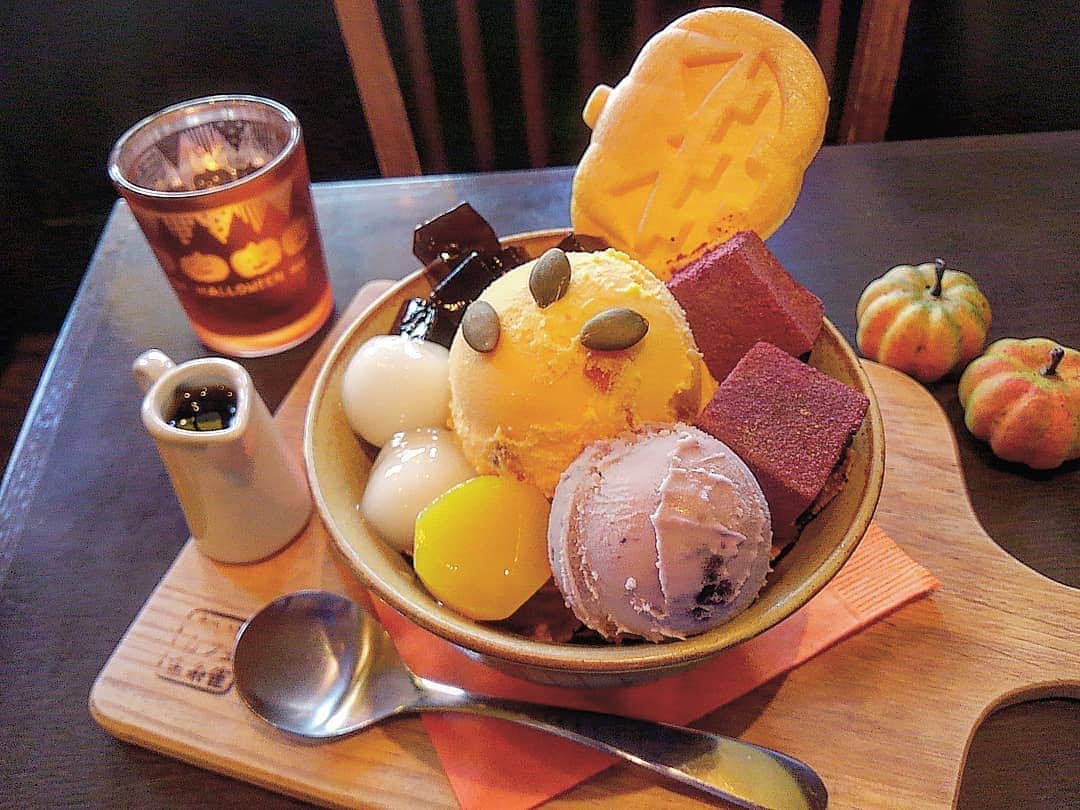 おいもカフェ金糸雀のインスタグラム：「. ハロウィンをイメージした秋の期間限定『おいも鎌倉かぼちゃパフェ』。 ほっこりとした甘さが口に広がる、かぼちゃアイスに、紫芋わらび餅や紫芋アイス、黒糖ゼリーをトッピング♪ ハロウィンカラーの色鮮やかな和パフェです(^^) 11月下旬頃までの販売(税込850円)。 . #おいもカフェ金糸雀 #おいもカフェ #鎌倉 #小町通り#湘南 #神奈川#カフェ #鎌倉カフェ #湘南カフェ #神奈川カフェ #鎌倉スイーツ #鎌倉グルメ #鎌倉デート #鎌倉散歩 #鎌倉旅行 #パフェ #スイーツ #ハロウィン #秋 #紫芋 #かぼちゃ #パンプキン #かぼちゃスイーツ #かぼちゃアイス #かぼちゃ好き #秋スイーツ #いもくりかぼちゃ #かわいい #kamakura #가마쿠라 . 《おいもカフェ金糸雀》 営業時間：10:00-18:00(L.O.17:30) 定休日：水曜日 248-0006 神奈川県鎌倉市小町2-10-10 小町TIビル1F TEL：0467-22-4908」