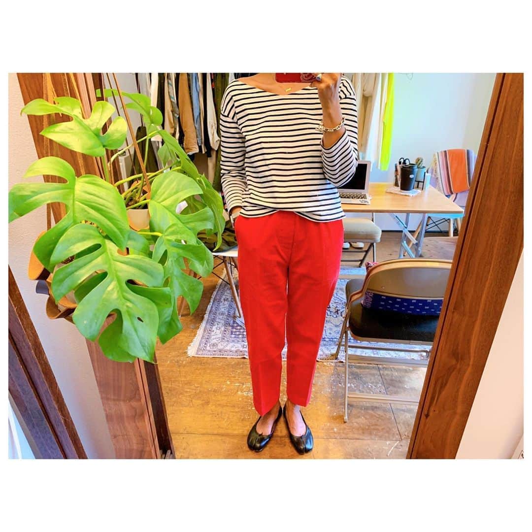 のインスタグラム：「去年からずっと履きたかった赤パン。 本日入荷です。 早速履いたー。 なんか元気でる😆 ウェストゴムの楽ちんコーデュロイパンツ。 赤、白、２色展開です。 ワッフルカーデ(こちらは完売しておりますが、、、)との相性も良きです👌 ぜひチェックしてみてください♡ #fashion #style #ootd #outfits #herfee #herfee_official」
