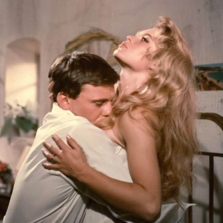 ブルック・バトラーのインスタグラム：「Bet you can’t name this movie! Half points for naming the actress 🤍 #foreignfilmfridays. Swipe for some French tips & music #heritage」