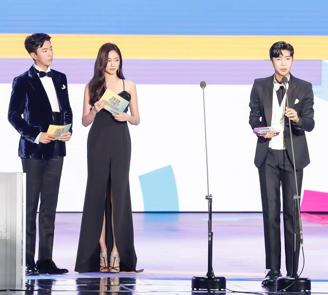 ユン・ヒョンミンのインスタグラム：「#2020_트롯어워즈 시상하고 왔어요~ 성공적인 첫번째 개최를 축하드립니다🎉」