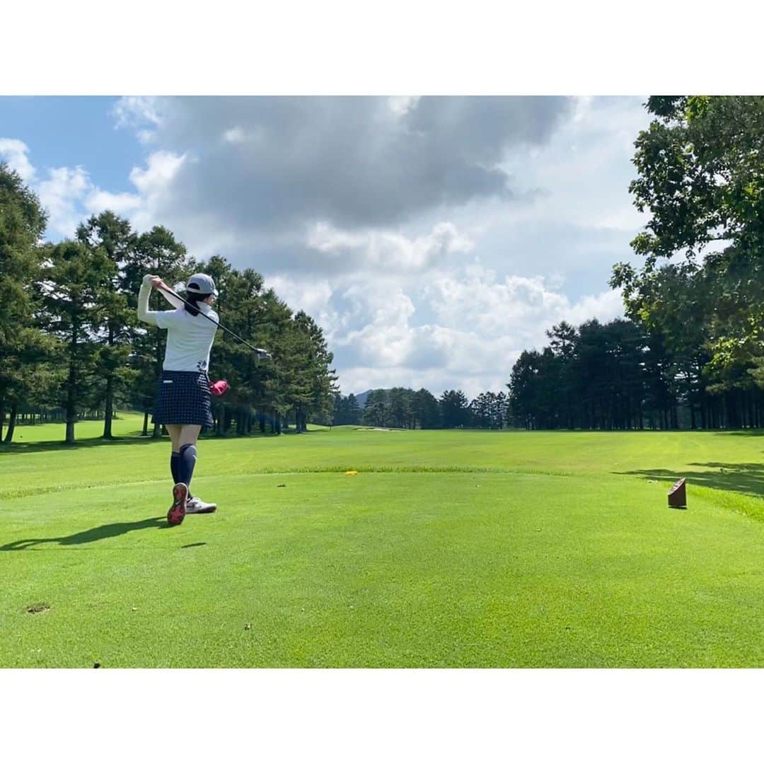 芦崎愛さんのインスタグラム写真 - (芦崎愛Instagram)「自粛を言い訳に練習してませんが、気持ちのいい季節、そろそろ再開しようかな😏  #golf」10月2日 13時52分 - mana_ashizaki