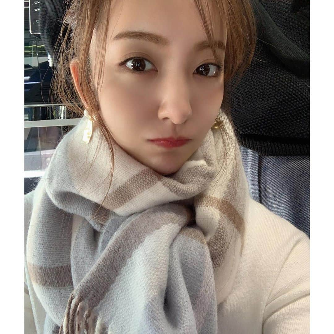 板野友美さんのインスタグラム写真 - (板野友美Instagram)「もうすぐ🧣の季節だね❄️  スタイリストさんに オシャレなマフラーの巻き方教わったので 今年は可愛いマフラーしたいなっ😚」10月2日 13時52分 - tomo.i_0703