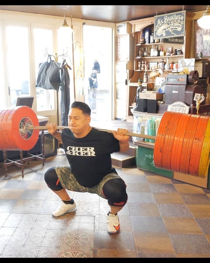 山本俊樹のインスタグラム：「- @mr.brothers_cutclub  今日も動画撮影で300kg  #いつでもどこでも300kg  @tatsuya_kaga_cf  撮影ありがとう！  @blackships_choujin1  沢山のプレートの運搬 ありがとうございました！」