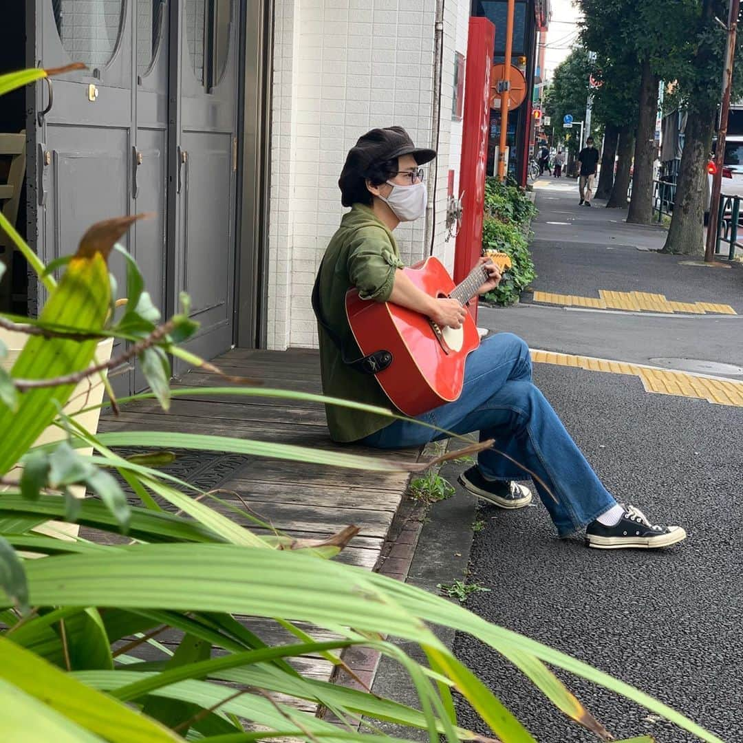 THE BAWDIESさんのインスタグラム写真 - (THE BAWDIESInstagram)「明日はオンラインイベント「THE SOLAR BUDOKAN 2020」DAY3のトリに我々THE BAWDIES登場します！！ しかも久々のACOUSTIC SETということで、普段のライブとはまた一味違うBAWDIESをご堪能あれ！！  by taxman  #solarbudokan #bawdies #ギターと共に生きる」10月2日 13時57分 - thebawdies