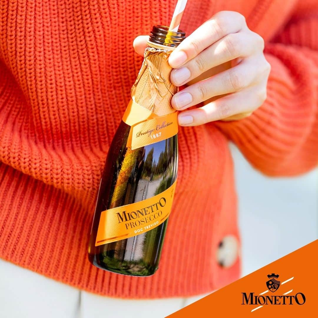 Mionetto Prosecco Deutschlandのインスタグラム：「Orange bringt den Herbst zum Leuchten! 🍂🧡 Mit MIONETTO Prosecco setzt du auf die schönste Farbe des Herbstes. 🥂 Cin Cin! . . . #mionetto #prosecco #herbst #herbstvibes #orange #cincin」