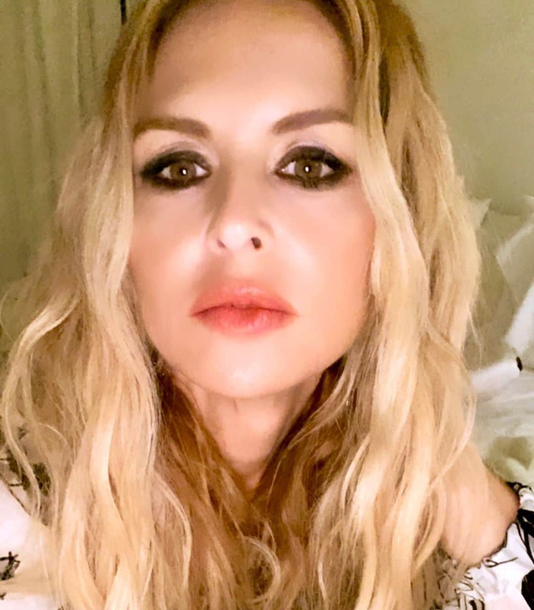 レイチェル・ゾーのインスタグラム：「That #grateful feeling after my first long #Covid safe 😷 shoot day surrounded by insanely talented artists who made me feel like me again 🙏🏻 ... secret project coming soon 🤫 . #glamour forever ✨ . XoRZ」