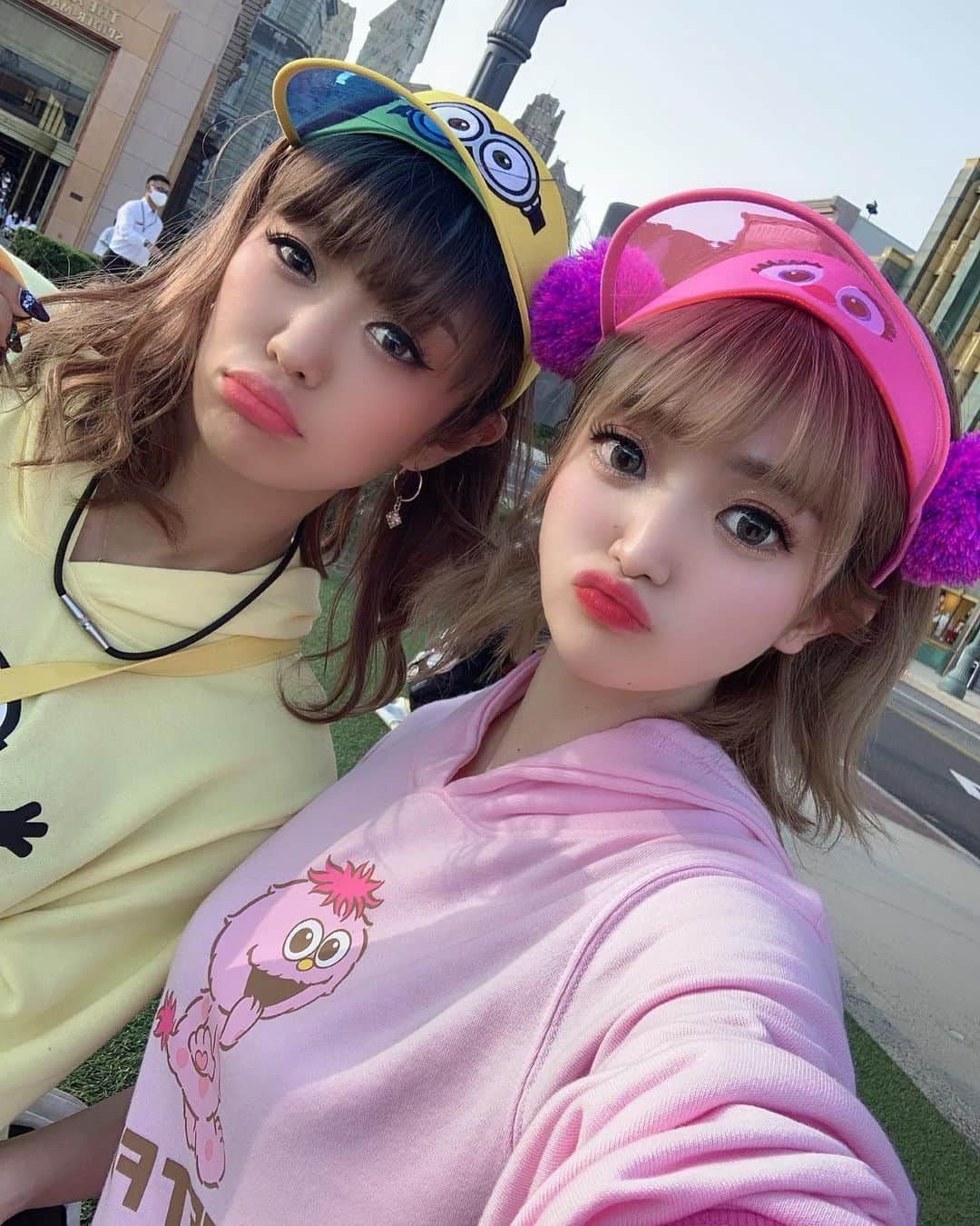 Ribonさんのインスタグラム写真 - (RibonInstagram)「しーちゃんとキャラ違いコーデ🦁🎀💓しーちゃんと大阪旅行行けて楽しかったなあʚ(｡• •｡c )ɞ ~♡。 . . . . . .  #burlesquetokyo #バーレスク東京 #スーパーバーレスク #japanesegirl #モッピー #usj #universalstudiosjapan #セサミストリート #pink #ぴんく #ゆめかわいい #モコモコ #fancy #ピンク好き #usjコーデ #大阪 #六本木 #歌舞伎町 #モッピーコーデ #kawaii #ミニオンコーデ #ミニオン #双子コーデ #笑顔 #smile」10月2日 14時01分 - ribon_burlesque