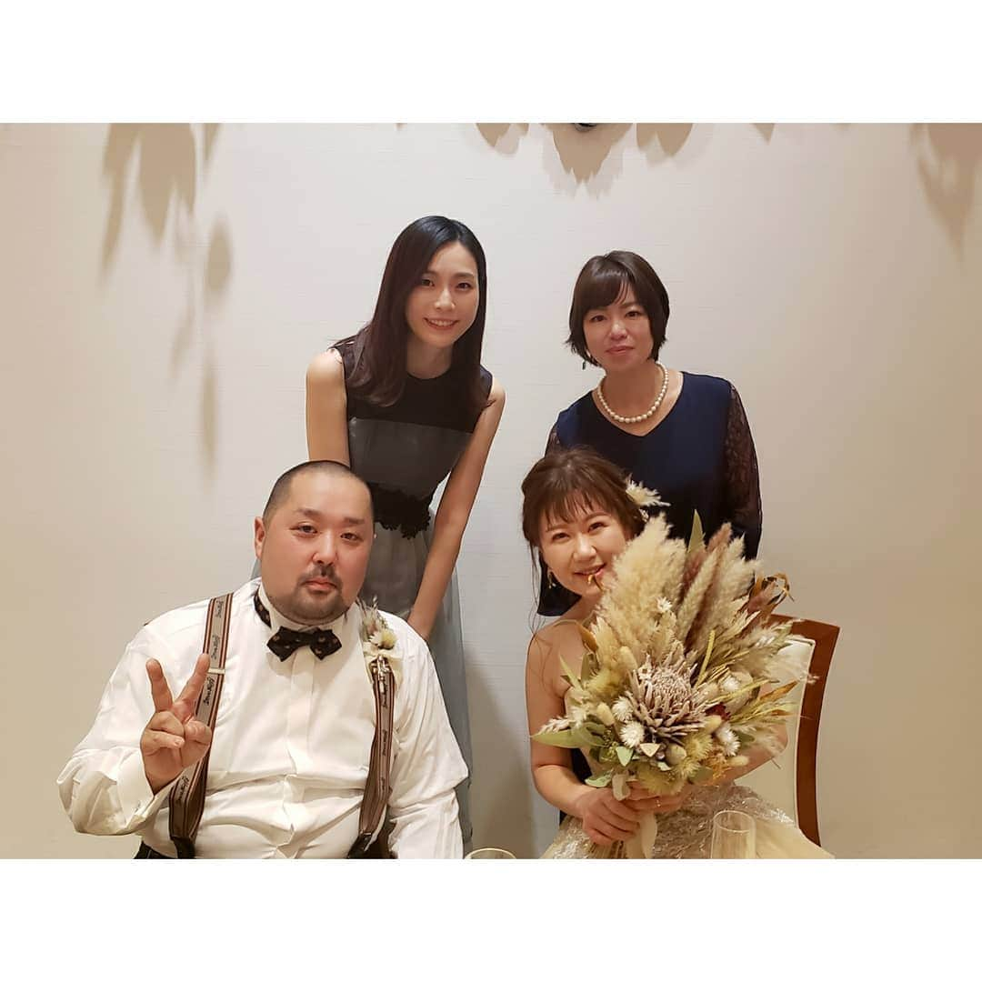 本田珠規さんのインスタグラム写真 - (本田珠規Instagram)「この日を楽しみに過ごしていたよ♪ キムチの結婚式♡ とっても綺麗だった😭♡  コロナで延期せざる得なかったり、 いつもとは違う結婚式で、 大変だったと思う😣✨  それでも無事、結婚式ができて本当によかった♡  キムチの幸せそうな顔がたくさんみれて、 幸せを分けてもらいました♪ ありがとう♡  この日が晴れるように願って作ったてるてる坊主なんだって♪ ☀️見事に快晴☀️ たくさんゲームも企画してくれて、 楽しかった✨ 本当に最高の１日だったよ♡♡♡  地元の小・中・高の同級生にも久しぶりに会えました😊  #地元#同級生#神戸#北野坂#結婚式 #幸せ」10月2日 14時13分 - tamaki_honda_oscar