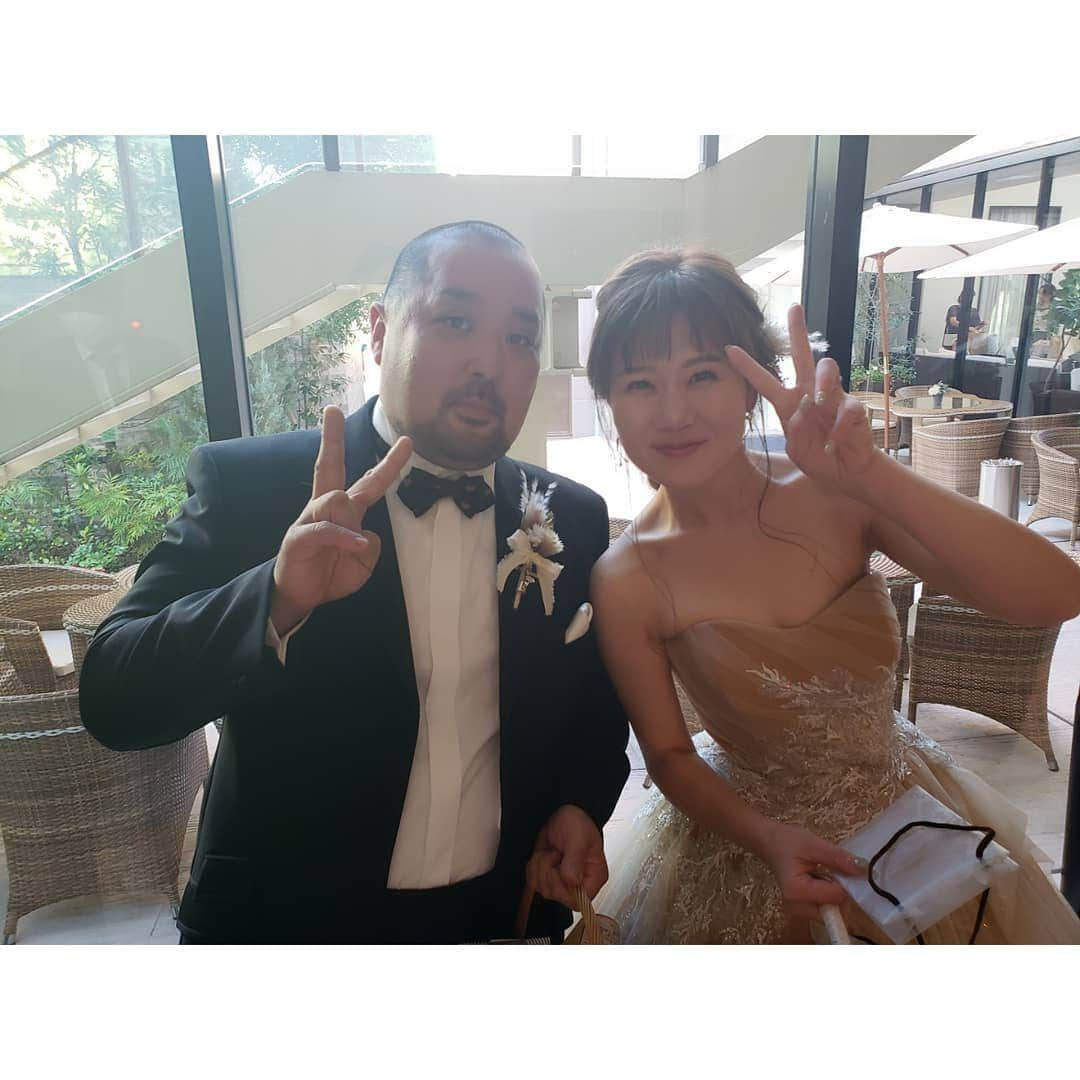 本田珠規さんのインスタグラム写真 - (本田珠規Instagram)「この日を楽しみに過ごしていたよ♪ キムチの結婚式♡ とっても綺麗だった😭♡  コロナで延期せざる得なかったり、 いつもとは違う結婚式で、 大変だったと思う😣✨  それでも無事、結婚式ができて本当によかった♡  キムチの幸せそうな顔がたくさんみれて、 幸せを分けてもらいました♪ ありがとう♡  この日が晴れるように願って作ったてるてる坊主なんだって♪ ☀️見事に快晴☀️ たくさんゲームも企画してくれて、 楽しかった✨ 本当に最高の１日だったよ♡♡♡  地元の小・中・高の同級生にも久しぶりに会えました😊  #地元#同級生#神戸#北野坂#結婚式 #幸せ」10月2日 14時13分 - tamaki_honda_oscar