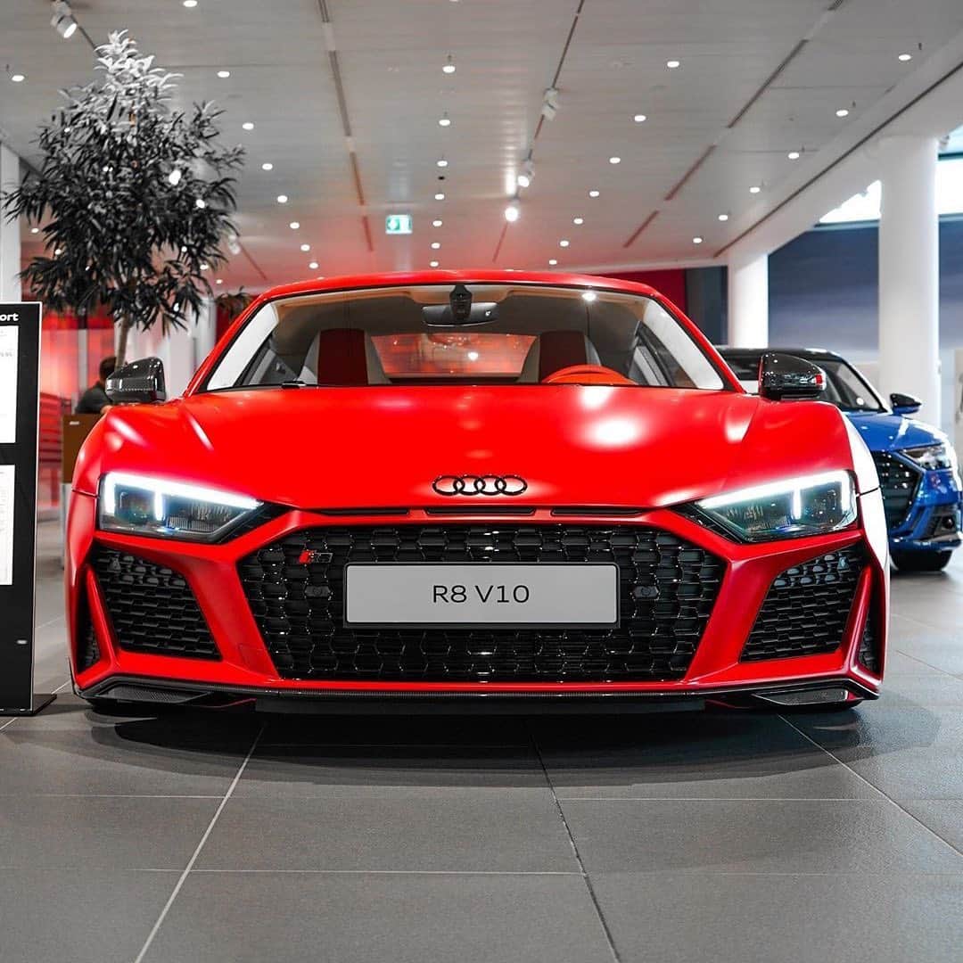CARLiFESTYLEさんのインスタグラム写真 - (CARLiFESTYLEInstagram)「Slammed Red Audi R8. 👍🏽or👎🏽? Photo by @thisisjnz #carlifestyle #r8」10月2日 14時18分 - carlifestyle