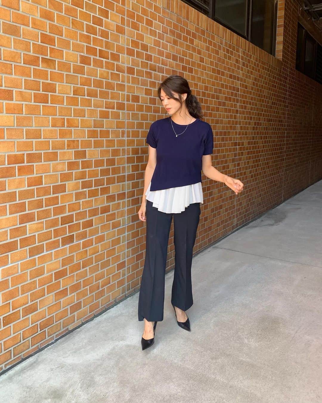 わちみなみのインスタグラム：「衣装　@saaageboutique  したからなびく白いブラウスが可愛いです☺️🌟  今夜23時〜 テレビ埼玉　GGR 名古屋戦に向けて❗️みんなで応援しましょうー！！✨✨✨✨  #GGR #浦和レッズ  #今日の衣装　#ブラウスコーデ  #ニットコーデ #スラックス」