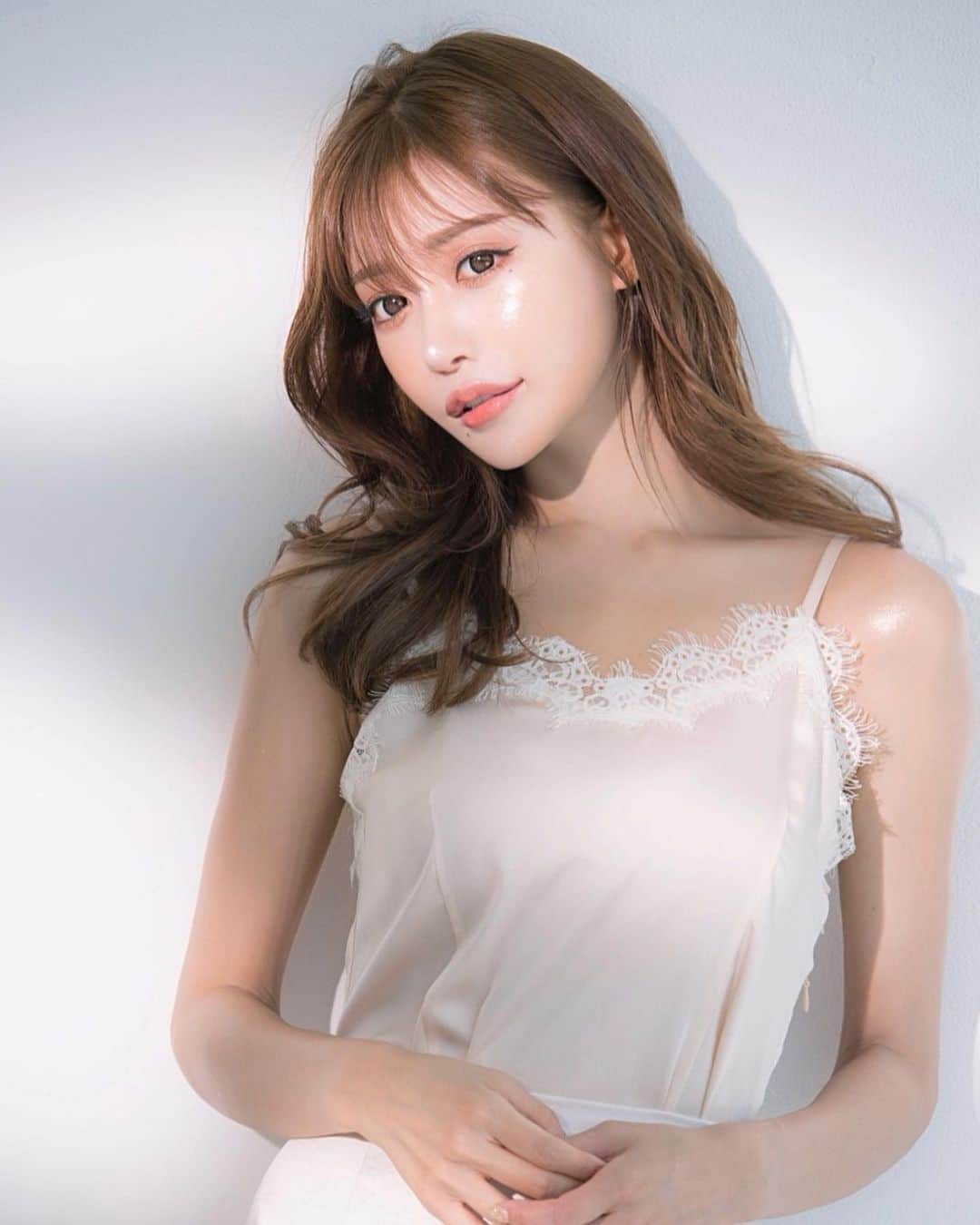 明日花キララのインスタグラム：「本日10/2情報解禁！！！ 明日花キララ、 念願のスキンケアブランドをスタートすることになりましたーーー👏👏👏 最近肌がつやつやピカピカになったねって皆に言われるんだけど、その秘密をやっとお話しすることができます🤗🎊 美容のプロの皆さんと約1年かけて自分が納得できるものができたよ❤︎ . こだわりにこだわって何度も試行錯誤重ねて作り上げた日本初の電流が流れる未来型シートパックです⚡️⚡️ 微弱電流はイオン導入と同じような効果が得られるの！！！！👩🏻‍🏫 クリニックやエステのようなケアがおウチでできちゃうとっても優秀な貼る白玉点滴パックです👩🏻‍🦲🤍 . 今月中には発売スタートができる予定だからもう少しだけ待っててね🌈🏰🐇 . #キララ肌 #貼る白玉点滴 #微弱電流パック #発光肌」