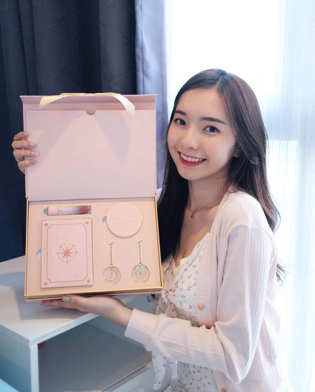 STEPHY YIWENのインスタグラム：「今天化了一個甜甜的妝容 準備約會去😛💗 真的超喜歡這個百變小櫻限定款 #小櫻限定禮盒 禮盒和眼影盤都是聯名限定的 只需要到Perfect Diary官網就能買到啦！  「Give Away」 1）點贊這則po文 2）追蹤 @perfectdiaryofficial @stephyyiwen 3）留言為什麼喜歡完美日記💗  會送出三份神秘禮物 10月15日將會在 @perfectdiaryofficial公布幸運兒 ！Good Luck🍀  #perfectdiary #unlimitedbeauty #PDCardcaptorSakura #PerfectDreamland」