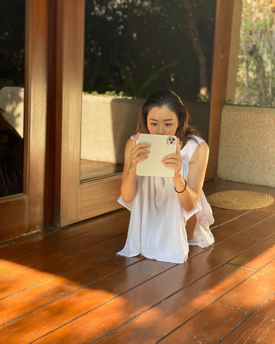 佐藤仁美のインスタグラム：「撮影中。 答えは、、  @amanpulo  ここは人生で一番リラックスした時間を過ごせた場所。  テラスのデッキまわりでは、こんな動物がのんびりお散歩しています。  宿泊っていう概念をとり払って 時を忘れて暮らす場所。  #amanpulo #beachresort  #comododragon  #pamalican  #phillipines」