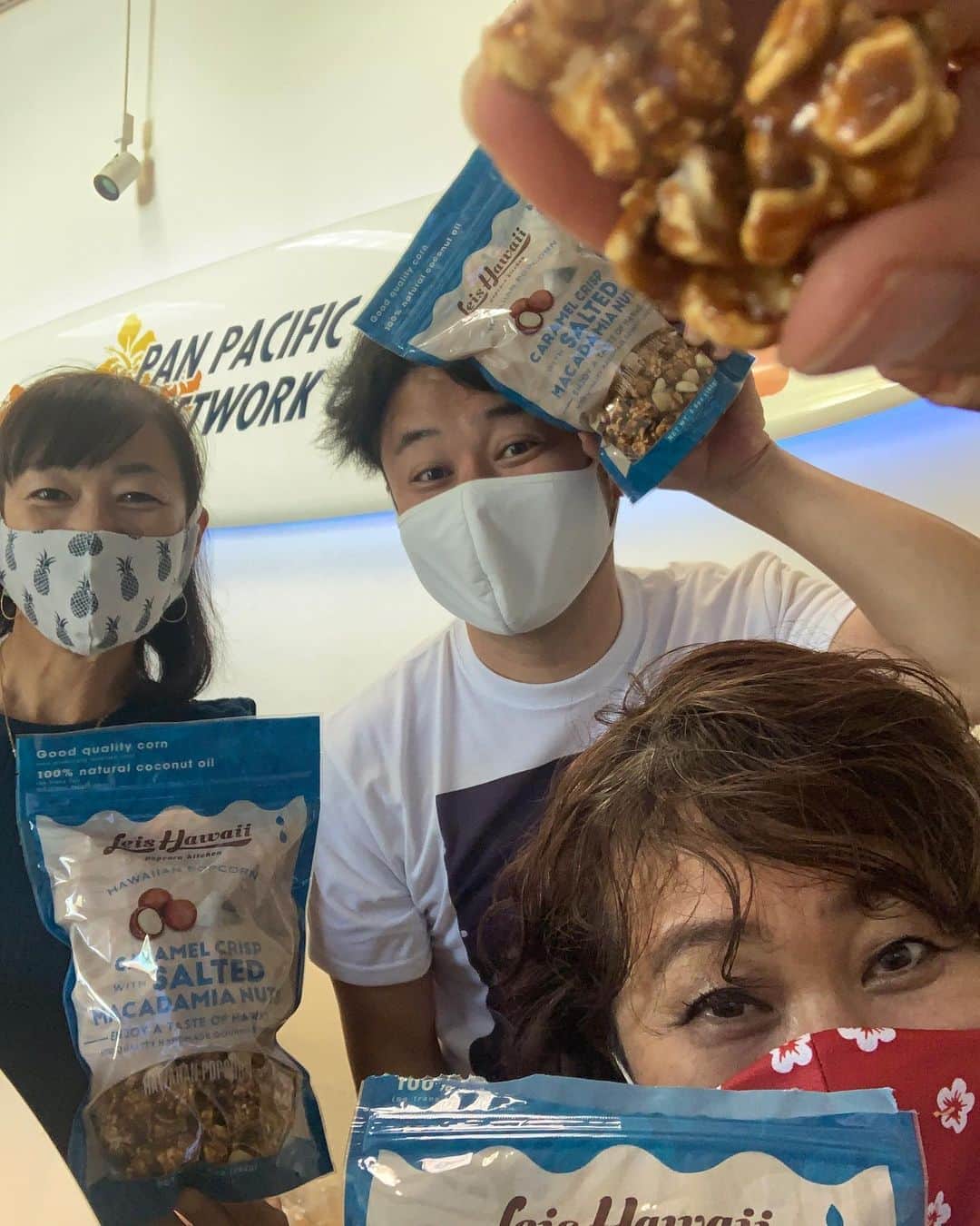 飯島寛子さんのインスタグラム写真 - (飯島寛子Instagram)「Studio Rim Hawaii  本日のゲスト#1  Leis Hawaii popcorn kitchenの ポップコーン大王こと 林英二社長さんでした。  コロナ禍で日本に支店オープン 原料はハワイのものです。 オンライン購入できます。  http://leis-hawaii.net  注文ページの備考欄に、“スタジオリム “と書いて頂くと、ハイビスカス柄のステッカーがおまけで 頂けますよ。  ポップコーンを食べながら ハワイのラジオ番組を聴いてくださいね。  @reikotrogers  #LeisHawaiipopcornkitchen #studiorimhawaii #ラジオのお仕事　#ハワイ暮らし」10月2日 14時32分 - hirokoiijima