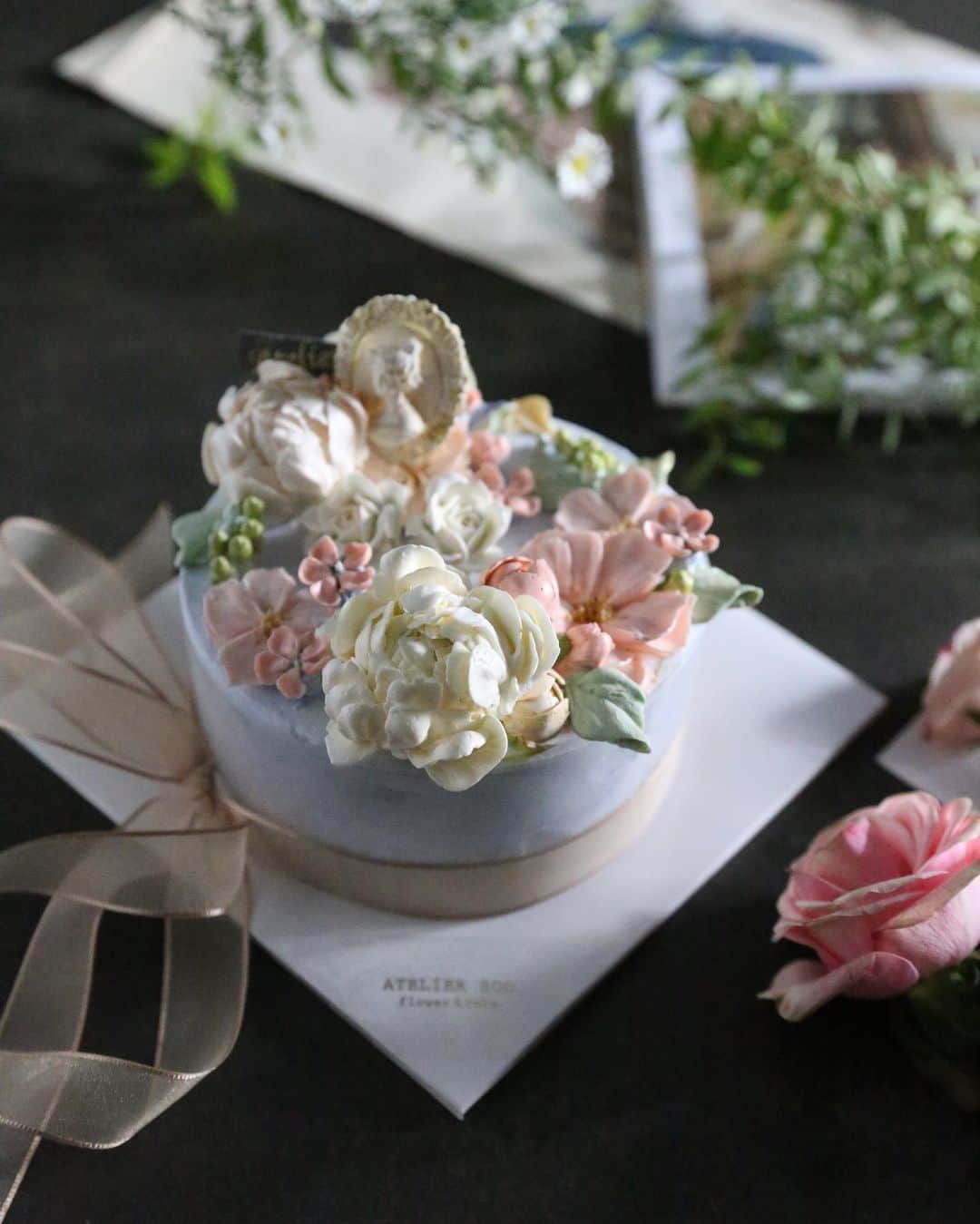 청담 수케이크 (atelier soo)さんのインスタグラム写真 - (청담 수케이크 (atelier soo)Instagram)「ㅡ 이달의케이크.10월 ⚜️ ㅡ 르누아르 그림을 보면 따듯함과 행복함이 느껴지는데 그러한 분위기나 느낌을 꼭 케익에 담아보고싶었습니다. ​꽃들은 작약과 장미 그리고 여성스러운 꽃들로 이루어져있습니다. 곡선이 참 아름다운 꽃들로 사랑스럽고 따듯한 색감으로 구성된 케익입니다. 시트는 당근시트로 당근을 싫어하시는 분들도 맛있게 드실수있는 케이크입니다. 자세한내용은 프로필상단주소로들어가시면확인하실수있습니다. ㅡ 10월에도 정성스럽고맛있고예쁜케익들 제작하겠습니다. 감사합니다 :) ㅡ #flower #cake #flowercake #partycake #birthday #bouquet #buttercream #baking #wilton #weddingcake ㅡ www.soocake.com vkscl_energy@naver.com」10月2日 14時39分 - soocake_ully