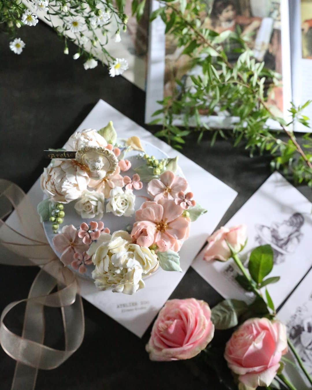 청담 수케이크 (atelier soo)さんのインスタグラム写真 - (청담 수케이크 (atelier soo)Instagram)「ㅡ 이달의케이크.10월 ⚜️ ㅡ 르누아르 그림을 보면 따듯함과 행복함이 느껴지는데 그러한 분위기나 느낌을 꼭 케익에 담아보고싶었습니다. ​꽃들은 작약과 장미 그리고 여성스러운 꽃들로 이루어져있습니다. 곡선이 참 아름다운 꽃들로 사랑스럽고 따듯한 색감으로 구성된 케익입니다. 시트는 당근시트로 당근을 싫어하시는 분들도 맛있게 드실수있는 케이크입니다. 자세한내용은 프로필상단주소로들어가시면확인하실수있습니다. ㅡ 10월에도 정성스럽고맛있고예쁜케익들 제작하겠습니다. 감사합니다 :) ㅡ #flower #cake #flowercake #partycake #birthday #bouquet #buttercream #baking #wilton #weddingcake ㅡ www.soocake.com vkscl_energy@naver.com」10月2日 14時39分 - soocake_ully