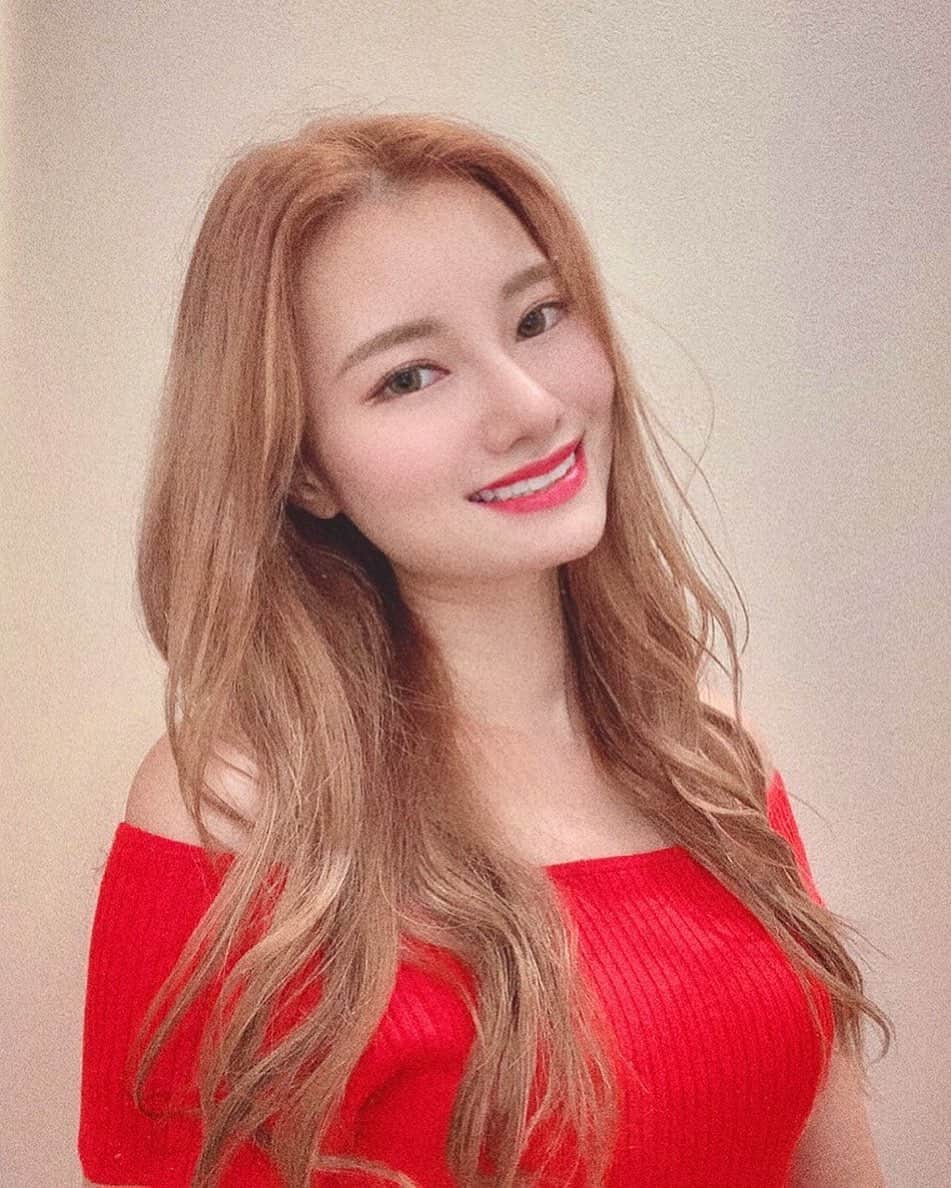 のインスタグラム：「巨乳そうで、テンション上がった😄 定期的に赤を着たくなるけど、 最近は着てないなぁ😄 . . . . . . . . . . . . . . . . . . . #bigboobs #boobs #おっぱい #巨乳　#みたい　#デカく見える  #実は　#貧乳　#bitch #me #red #hairstyle #haircolor #髪色　#明るい　#japanesegirl #ホワイトニング　#いい感じ #このタグやばい」