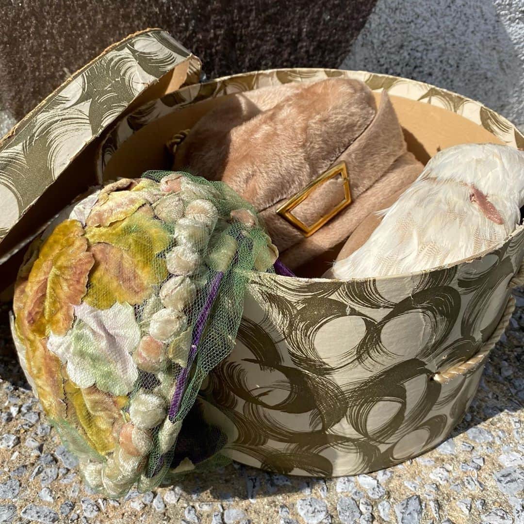 NUTTY Vintage&Collectibleのインスタグラム：「🍃NEW ARRIVAL🍃  ☑︎vtg autumn color headdress  日常使いにもぴったりな、秋色ヴィンテージハット。 成人式などの装いにも似合いますよ。 当時のファッションに習って、色を合わせたグローヴをつけても素敵。  💌DMより通販承っております💌  ------------------------------------ 🛍NUTTY通販について🛍 ------------------------------------- ＜ONLINE STORE＞ VINTAGE▶︎http://nutty.theshop.jp/ USED SELECT▶︎https://nuttyselect.official.ec/ （プロフィールページURLよりjump🕊） ㅤㅤㅤㅤㅤㅤㅤㅤㅤㅤㅤㅤㅤ ＜VIDEO CHAT SHOPPING＞ テレビ電話をお繋ぎして、リアルタイムでご案内いたします。詳細は過去の投稿をご覧ください。」