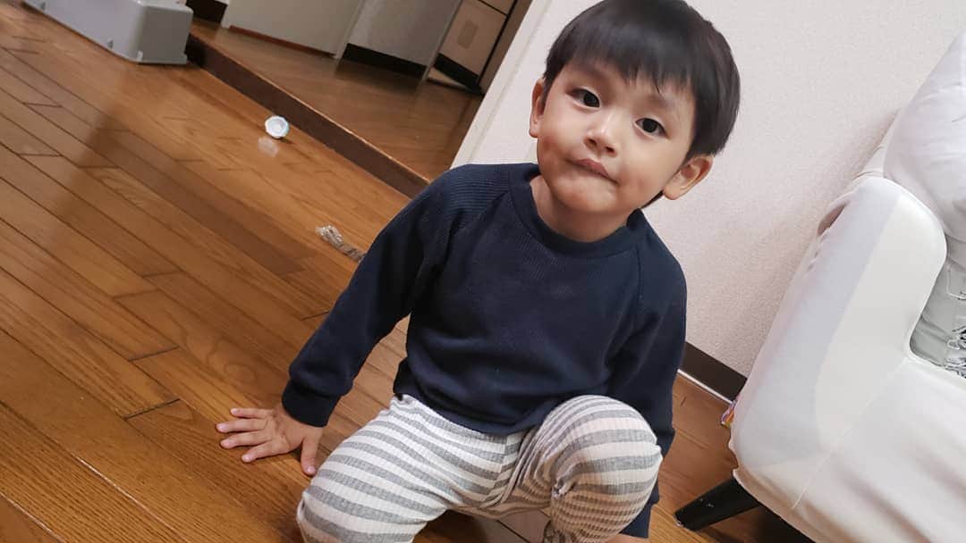 本田珠規のインスタグラム：「甥っ子がどんどんイケメンになっていく。(叔母バカです。すみません。笑)  そして、本当に面白い😂😂😂 いつも、ニコニコ🤭で、 たくさん笑わせてくれる😂😂😂  たまちゃんだーいすき。 って不意に言うの♡ 愛おしすぎ♡  #甥っ子#大好き#ドルチェアンドガッバーナ#お歌だいすき」