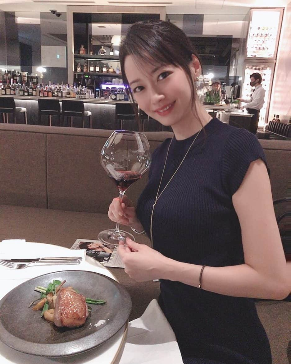 吉山りささんのインスタグラム写真 - (吉山りさInstagram)「ワイン女子🍷  Photo  by  みーたん📸  #ワイン女子 #ワイン女子会 #女子会  #赤ワイン #鴨 😍 #wine #ワイン   個人的にはこのガツンとくる #キャンティクラシコ #ama の赤ワインより #タルデューローラン #コートデュローヌルージュ がまろやかで美味しくてほんのり #アマローネ を感じさせてくれました #🍷 #グルナッシュ #シラー #france #Fフランス   #japanese  #吉山りさ #お酒好き女子 かも #🥂 #モデル #フリーモデル #model #アラフォーコーデ #fashion」10月2日 14時51分 - oreorerisa