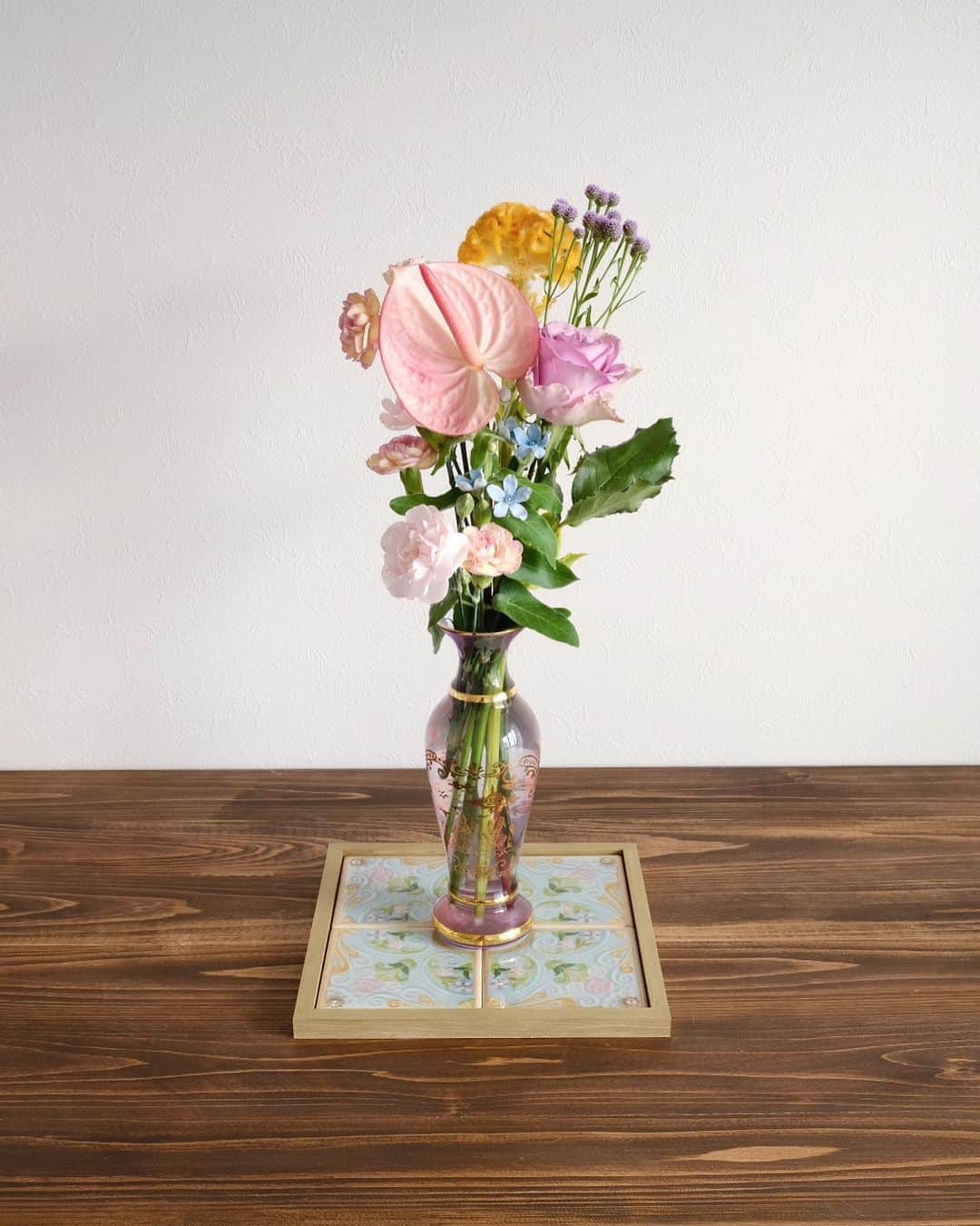 KUNIKAのインスタグラム：「My original cookie print ceramic tiles are back in stock at my online shop tonight🌷﻿ ﻿ アイシングクッキープリントのオリジナルセラミックタイル"Flower Garden Tile"が今夜10月2日の21:00にオンラインショップに再入荷します❃﻿ (プロフィールのURLからご覧いただけます。) ﻿ 今回の再入荷で売り切れになった場合、次の再入荷はございませんのでご注意ください🙇‍♂️﻿ ﻿ Wood frameをご注文の各先着10名様は、10月11日以降にタイルとまとめて発送させていただきます。﻿ 10名様を超えた場合、翌週の10月19日以降に発送させていただきます。🌼﻿ ﻿ #artofkunika﻿」