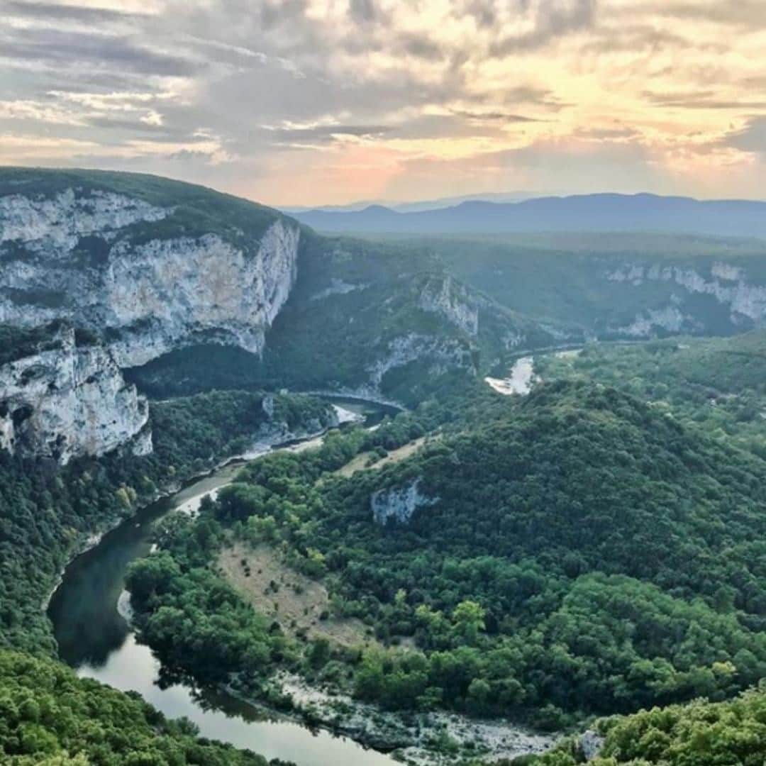 Melvita Officialのインスタグラム：「Prendre un grand bol d’air frais… libre, dépaysé, ressourcé, on a comme une envie d’évasion en ce début du mois d’octobre avec ce paysage unique 🍂🍁  Où rêveriez-vous de vous échapper ce week-end ? Nous sans hésitation en Ardèche, bien évidemment …  Merci à @etsionsepromenait pour cette photo aux jolies couleurs 🏞  #melvita #cosmétique #naturelle #bio #madeinfrance #paysage #Ardèche #France #Evasion #regram #SuddelaFrance #inspiration #Nature #Vendredi」