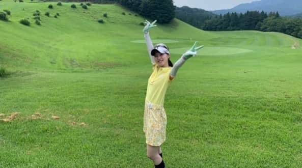 後藤沙梨花さんのインスタグラム写真 - (後藤沙梨花Instagram)「ごきげんよう🌸 エントリーNo.6の大井里花です！  私らしい姿ってなんだろうなぁ、、、🤔 って考えた時にオシャレなカフェよりスポーツしている姿が私らしい！って思いまして笑😳  先週に引き続きテニスの動画と夏休みに家族と行ったゴルフの写真を投稿してみました🎾⛳️  ゴルフのドライバーが右に曲がってしまうので、左に向かって打っています、、。😭 アドバイスお待ちしております🙇‍♀️笑  本日も投票よろしくお願いします🌼  （ ↓ 運営 ） あっという間に本番まで2週間をきり、ミスたちのsns投稿も残りわずかです😭  いいね・コメント・シェアでミスたちを応援してください📣♡  1日1回、投票もお忘れなく…♡ プロフィールから飛べます🕊  . . . #1日りかポチ #りかポチ 金曜日担当 の #大井里花　さんでした〜✨  #MissContest #Missgwc2020 #gwc #ミス和コンテスト #ミスコンテスト #ミス和 #学習院女子大学 #Miss和contest2020 #gakushuinwomenscollege #和祭 #yawaragifestival #ミス和コンテスト2020 #ミスコン  #春からgwc #学女ミスコン #かわいい #ミスコンファイナリスト」10月2日 14時53分 - missgwc2023