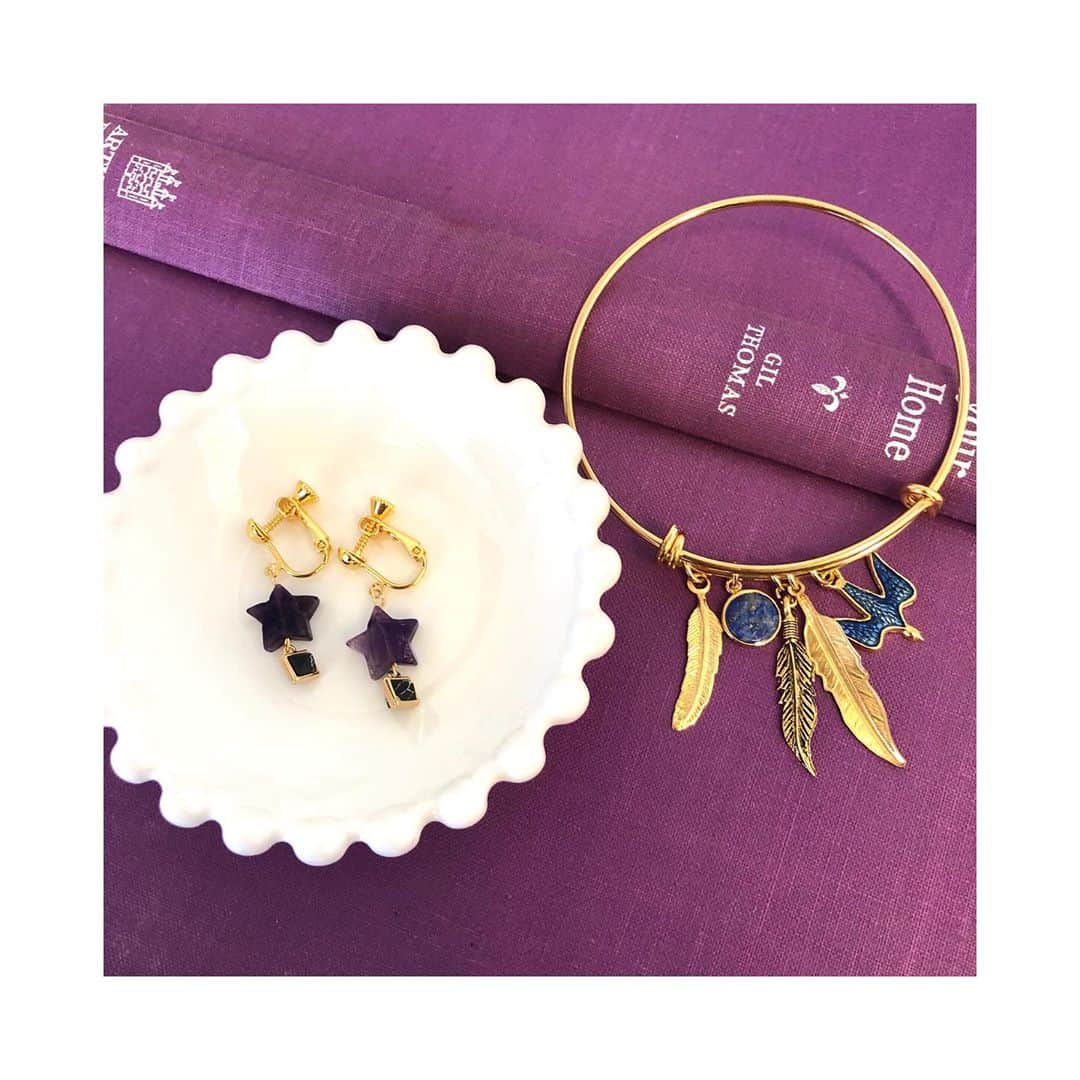 BOX CHARM Industryのインスタグラム：「先日、可愛い小学生のお客様が自作されたアクセサリー✧ . 仲良くお揃いでアメジストの星のスーンを使ったイヤリングがとっても可愛い💯💯 . ボックスチャームでは小さいお子様や小学生のお客様でもスタッフがサポートしながらアクセサリー作りができます💟 . じゃらん、クラフティにてお得なプランもご用意しております🙆‍♀️ . オンラインストアでも可愛いアクセサリー、チャーム販売してます！ 是非チェックしてみてください🙈💕 ⁑ #boxcharmindustry #boxcharm #handmade #accessory #handmadeaccessory  #ボックスチャームインダストリー #ボックスチャーム #ハンドメイド #アクセサリー #ハンドメイドアクセサリー #東京 #原宿 #HARAJUKU #キャットストリート #catstreet #オーダーアクセサリー #ネックレス #じゃらん #じゃらん体験プラン #クラフティ #アクセサリー作り体験 #小学生体験 #バングル #イヤリング #イヤーカフ」