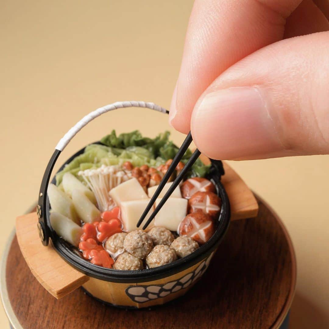 Nunu's Houseのインスタグラム：「🍢 お鍋の季節🤤 オンラインゲームアプリ 陰陽師4周年コラボ作品を 制作しました。全8作品の内の一つ「孟婆」です。キャラクターを イメージした日本の食べ物を コンセプトにしています🐙 @onmyojigame  依頼元: NetEase  #田中智#陰陽師 #onmyoji#miniature #ミニチュア#nunushouse」