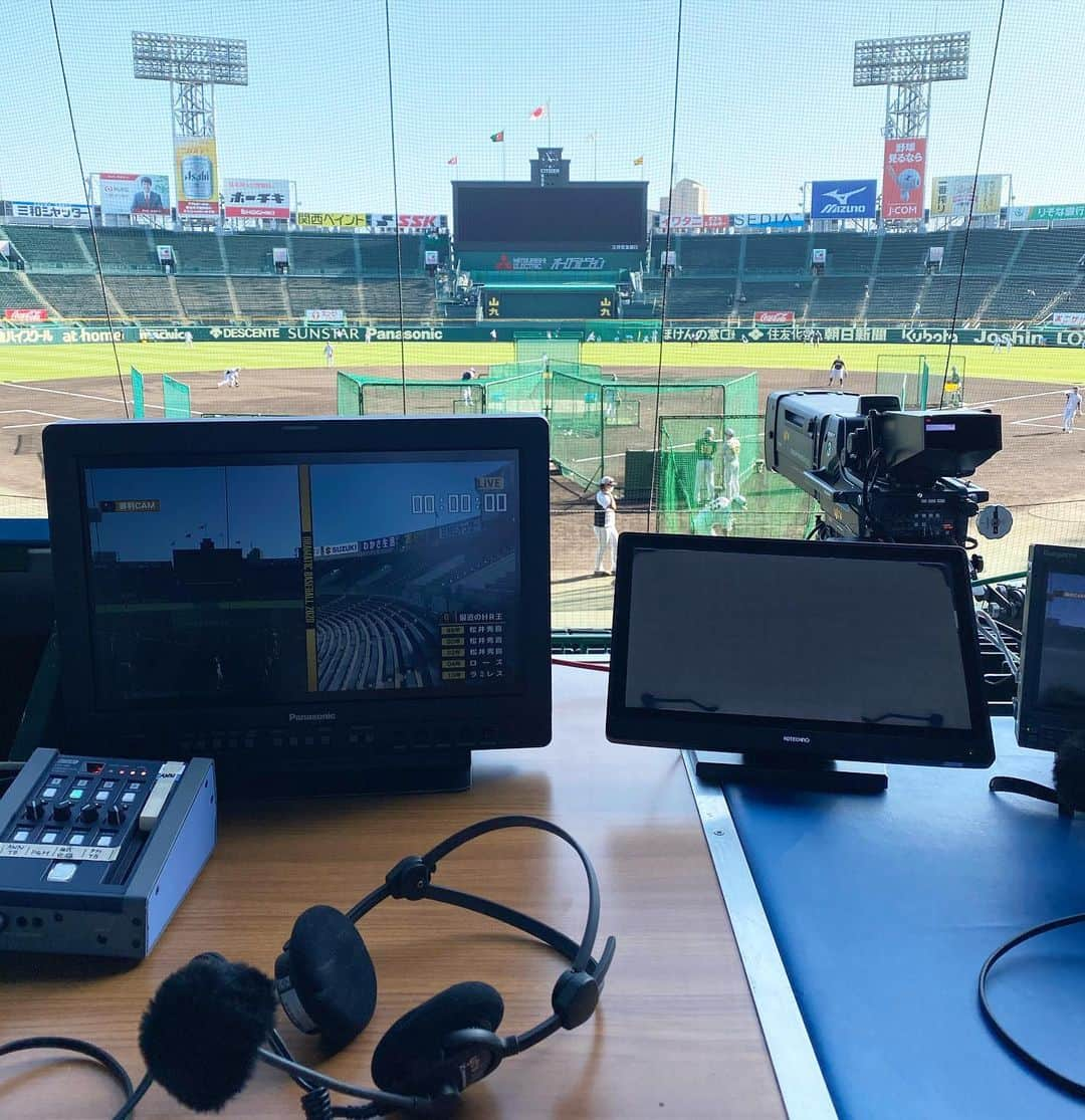 本野大輔のインスタグラム：「甲子園の放送席です。 阪神VS巨人　伝統の一戦 今日から甲子園で４連連。 秋晴れの甲子園、本当に気持ちがいいです！  この試合を読売テレビで中継。 解説に金本知憲さん、赤星憲広さん  アナウンサー陣は リポート 阪神サイド平松アナ 巨人サイド蛯原アナ（日本テレビ） ヒーローIV小澤アナ 実況を、私、本野が担当します。  関西地方の皆様は午後７時から生中継。 GS放送日テレG+ではプレーボールから終了までお送りします。  巨人の岡本選手、阪神の大山選手のホームラン王争い。 阪神エース西投手の登板。 藤浪投手の登板があるかなど、見どころ沢山です。  是非ご覧ください！  #阪神タイガース #読売ジャイアンツ #プロ野球 #甲子園 #読売テレビ #アナウンサー #実況 #ホームラン」