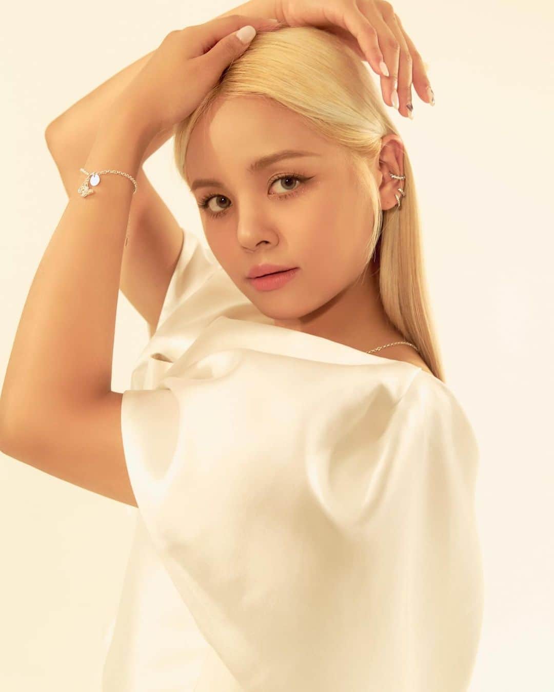 CLCさんのインスタグラム写真 - (CLCInstagram)「The “Dream” Bracelet from the KAPSUL x SORN Collection. Designed by Sorn to inspire her fans to pursue their dreams.  Along with the “Belief” Necklace from the KAPSUL x SORN Collection. Designed by Sorn to inspire her fans to ”rise up” for their beliefs.  Available exclusively on kapsulcollective.com from October 3rd to 17th.  #KAPSULxSORN #SORN」10月2日 15時23分 - cube_clc_official