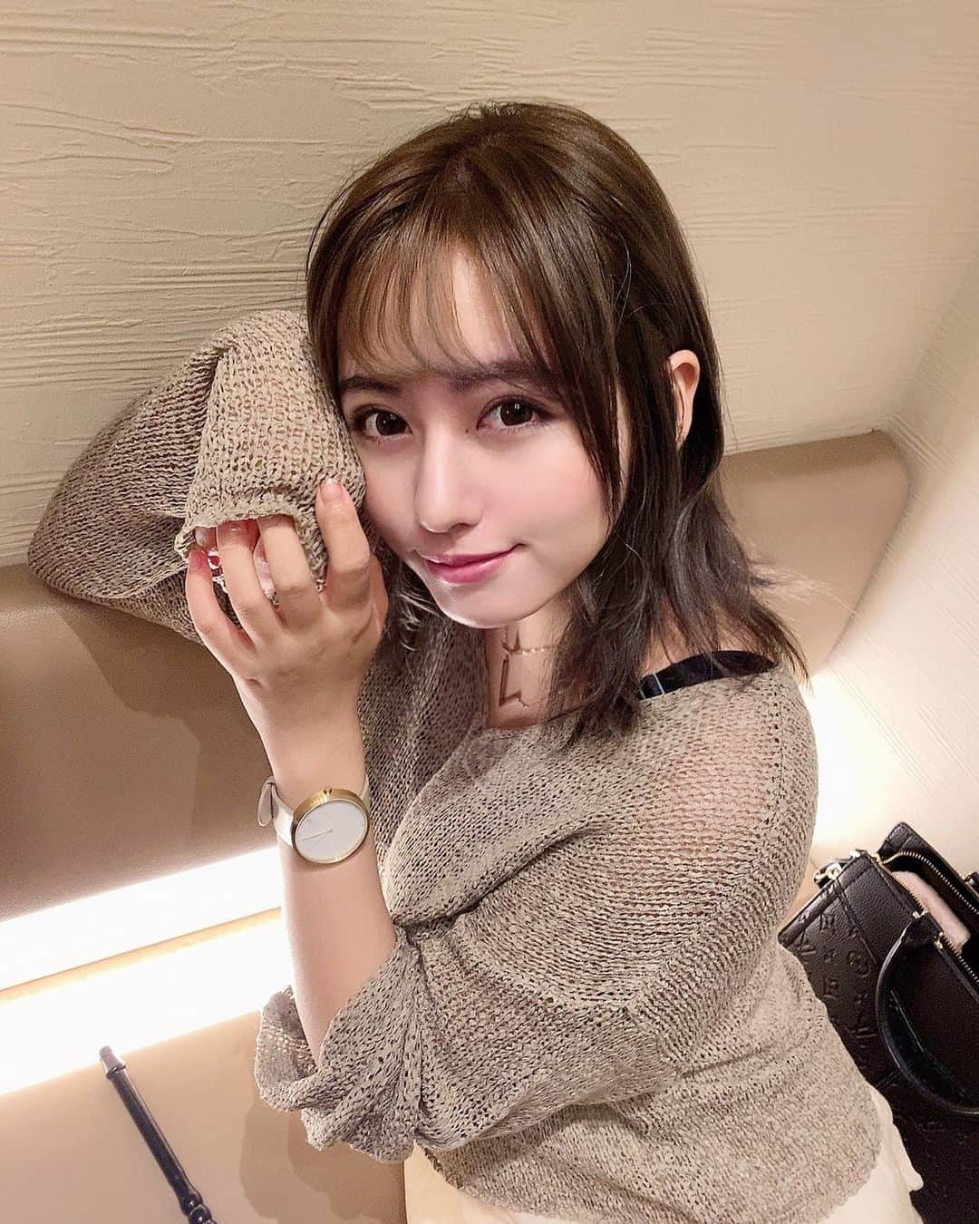 ヴァネッサ・パンさんのインスタグラム写真 - (ヴァネッサ・パンInstagram)「⌚️半年も使ってた時計。シンプルでおしゃれなデザイン！🤟 這髮色意外好評w MAVEN WATCHES @mavenjapan #mavenwatches #マベン #マベンウォッチズ #腕時計 #時計 #手元倶楽部  . . 【kazumdm】10%offクーポン 當你朋友不會拍照，就讓她從上往下拍，就不會有錯了😂」10月2日 15時30分 - kazuminoomi