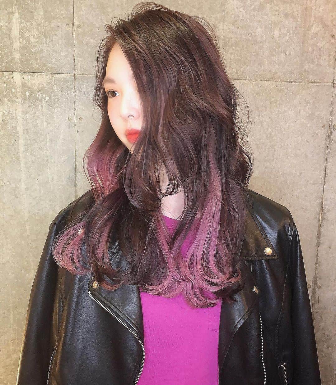 斉藤潤一のインスタグラム：「ローズピンクとラベンダーピンクのインナーカラー❤️  #インナーカラー  スタイリスト　#斉藤潤一  #バレイヤージュ  明るいカラーが好きな方は是非 . 〒150-0041 東京都渋谷区神南 ご予約はこちらへ ☞☞ TEL ☏﻿ ﻿03-3462-2093 web  roco@1cs.jp 渋谷 美容室 #rocospearz . 〒150-0041 東京都渋谷区神南1-14-9 第7FMGビルB1F . . ご予約はこちらへ ☞☞ TEL ☏﻿ ﻿03-3462-2093 web  roco@1cs.jp . ★平日  open  11:30-22:30 ★土日祝  open  11:00-21:30  #渋谷#東京#oggiotto#新宿#新宿美容室#ヘアアレンジ #外国人風#バレイヤージュ #hair#渋谷美容室 #インナーカラー#オシャレ #ダブルカラー#外国人風カラー#ショートヘア #ヘアアレンジ #ケアブリーチ  #ラベンダーアッシュ #newcolor # #tokyo #shibuya #hair #ボブスタイル #モデル#バレイヤージュカラー #鬼滅の刃　#risa」