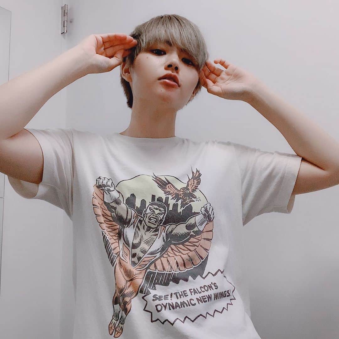 のインスタグラム：「#アメコミコーデ #ファルコン #Tシャツ #Falcon   . . . . #falconandwintersoldier   #派手髪 #instahair #instalike #instafasion#MARVEL#marvelcomics  #shirtstyle #code#fashion  #hair #marvelcinematicuniverse #マーベル#アメコミ」