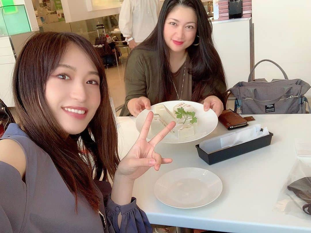 原田ありささんのインスタグラム写真 - (原田ありさInstagram)「ロシェラとランチ🥰企み中😏😏  #ランチ #タカノフルーツパーラー  #パフェ食べずに #フルーツサンド #原田ありさ #ピアノ」10月2日 15時33分 - arisaharadapf