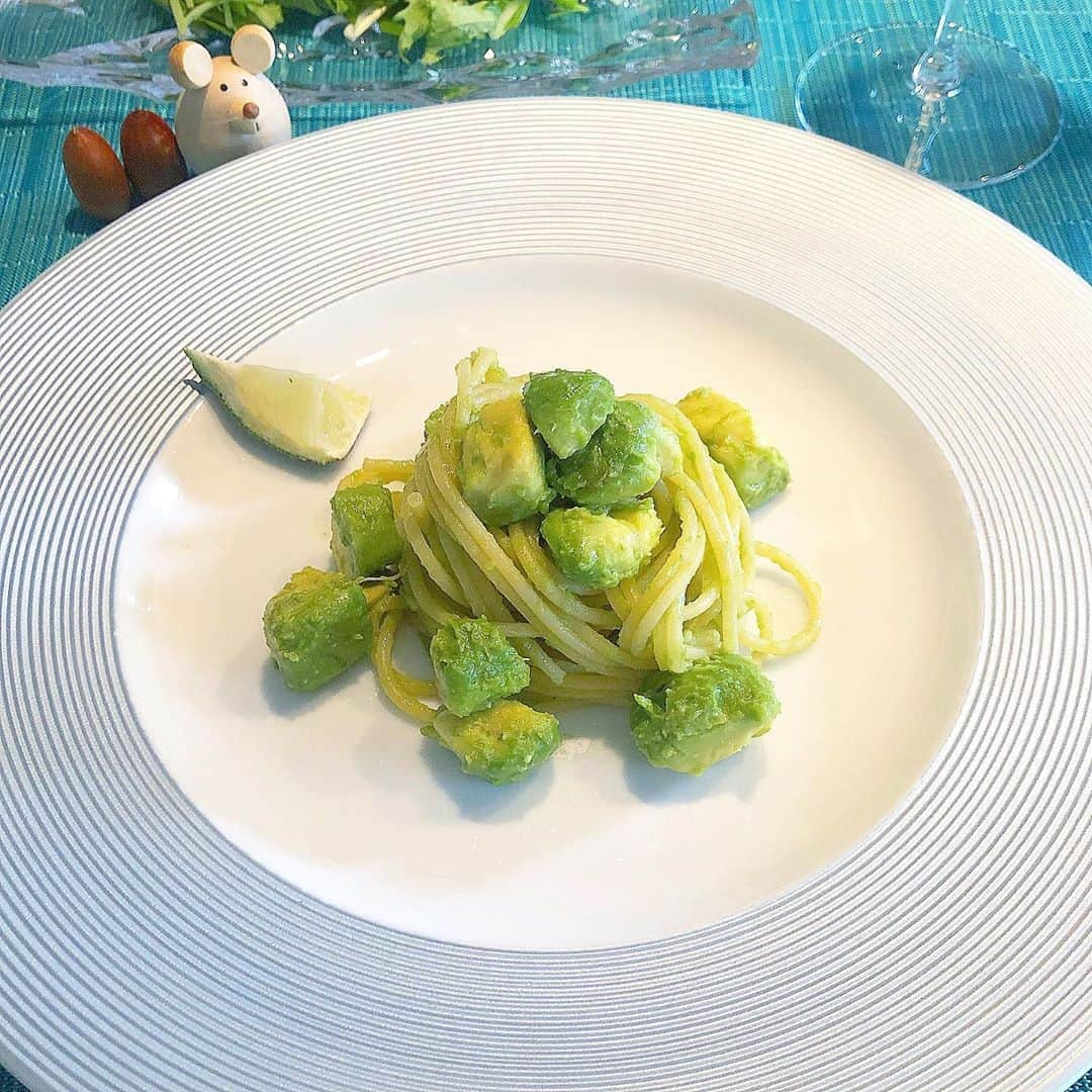 榊山敬代さんのインスタグラム写真 - (榊山敬代Instagram)「🥑🥑🥑"… ・ アボカドがお買い得でした日は 久しぶりにアボカドパスタの巻  アボカド食べる為の パスタと題しまして  コロコロトロトロまろやか クリーミーなご馳走パスタ  最後はライムをちょっと絞りまして ２度楽しめるサッパリパスタに変身  #大変美味しゅうございました #また食べたい …🥑… 　  さて今日は  新たななかまの パソコンさんへ  最新のAdobeソフトを インストールしまして  イラストレータからフォトショップ 他にも新しいソフトがセットでして  ドキドキインストール日和の巻  かたわらに最近のお仕事の関係もありまして エクセルオフィスのソフトもインストールを してみまして新しいパソコンさん活動準備中  やっぱり新しいものは素晴らしいなと 時代の流れに乗る必要性も感じるとき  これから表現の幅も少し広げてゆきたいので 慣れるまでは新しいパソコンとにらめっこ哉  ソフトを一気にダウンロードしたので しばらくながらくインストール中の巻  そのようなわけでダウンロード中に 夕食準備タイムにして一石二鳥時間  パソコンさんがんばれ〜💻🏳️‍🌈" ・　 ・ #おうちごはん 工夫 #おうち大好き #enjoyhome ・  ・  ・ #秋 #Autumn #食欲の秋 #おうちランチ #ランチ #lunch  #おうちごはん #food #イタリアン #パスタ #パスタランチ #🍝 #pasta #アボカドパスタ #アボカド #🥑 #avocado #アボカドレシピ #アボカド料理 #創作料理 #artist #cooking #日本画家 の #お料理こんなもん #macbookpro #Catalina 記録…💻"」10月2日 15時43分 - sakakiyamatakayo