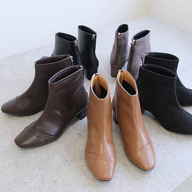 AmiAmi（アミアミ）Shoes Shopのインスタグラム：「. . 本日20時〜限定価格☻⋆* スクエアトゥのシンプルな デザインでありながらも、 アッパーの斜め切り替えが さりげないアクセントに… スクエアトゥショートブーツ🤎 商品番号：mj4201  #アミアミ#アミアミシューズ #ブーツ#スクエアトゥブーツ #ヒールブーツ#ショートブーツ #ママコーデ#ママファッション」