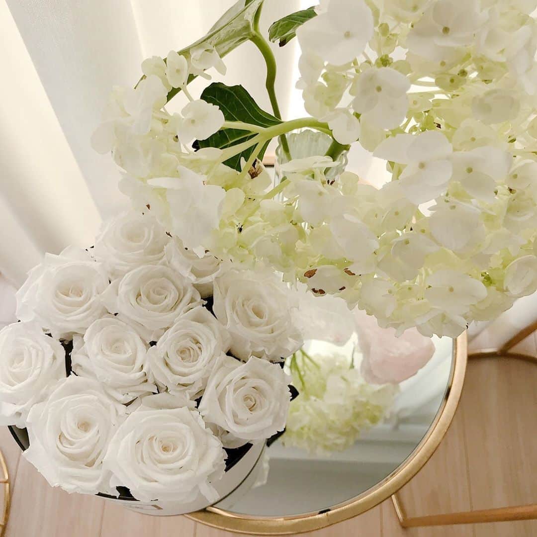 Lizのインスタグラム：「白いお花がすきです🤍 #お花のある生活」