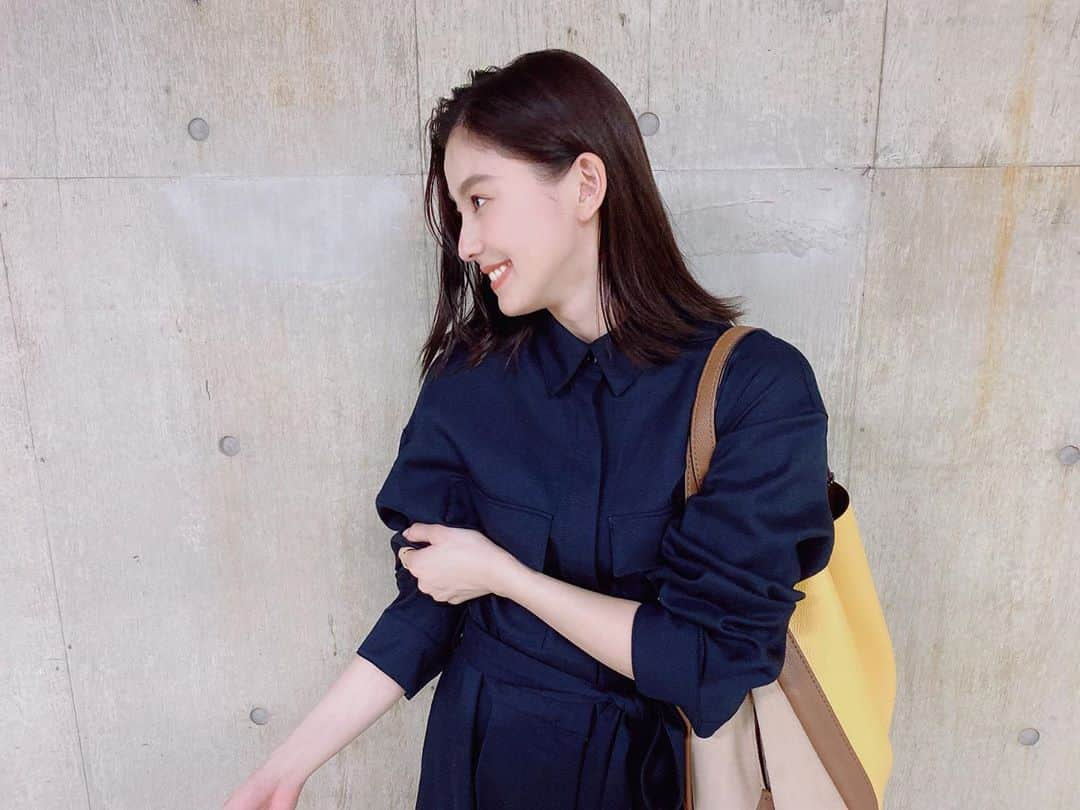 朝比奈彩さんのインスタグラム写真 - (朝比奈彩Instagram)「. . 本日の私服。 one-piece @norc.jp  bag @coach  shoes @gucci  . シンプルな格好に@coachの バックの色をアクセントに！ この後打ち合わせがあるけど、 資料も入れられるから本当に便利♡ . #ootd #outfit #fashion #make #makeup #coach」10月2日 15時37分 - asahina_aya