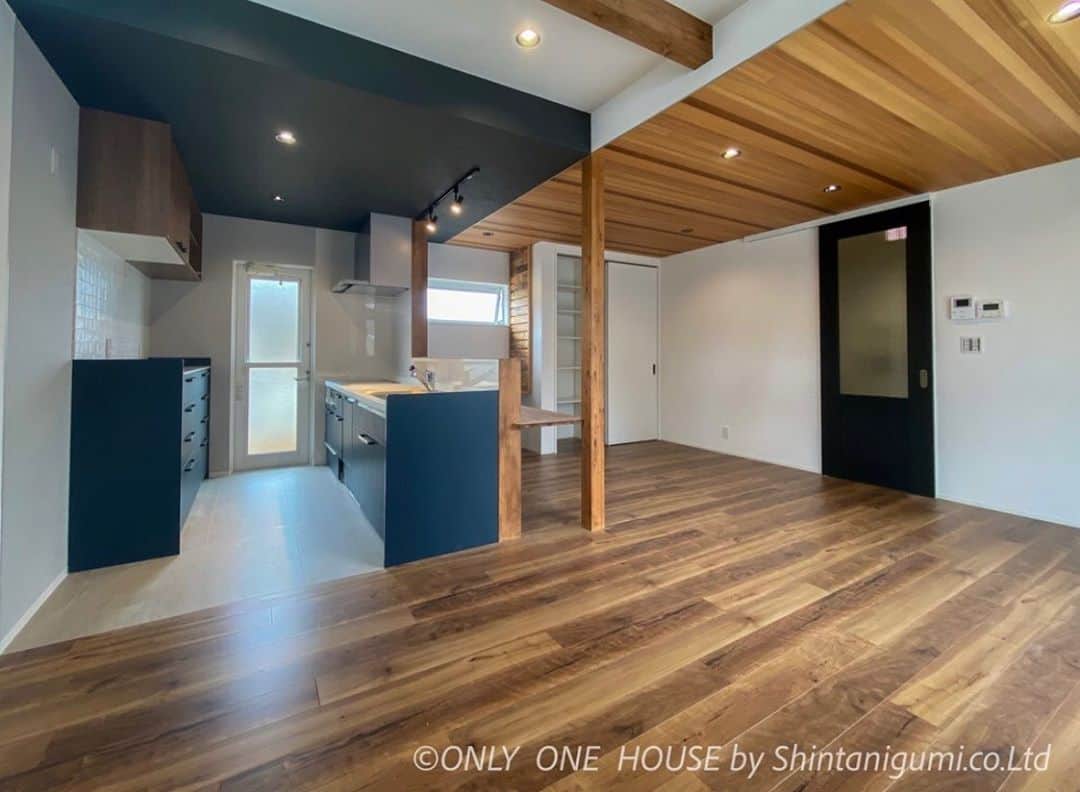 ONLY ONE HOUSE 株式会社 新谷組のインスタグラム：「✬  - 自然の素材で寛ぐ家 -  とても安らぎのある上質な 自然素材の塗り壁に同じものが ないレッドシダーの天井は 自然の表情をつくるお洒落な 空間に仕上がりました。  50先の幸せをカタチに。 ONLY ONE HOUSE 施工  🌵coming soon🌵 只今高浜町にもモデルハウスを建設中です。 HPやInstagramに内覧会情報や施工事例、豆知識 など随時UPしておりますので是非ご確認下さい。 . . ⚀ 本社TEL  0770-78-1255 ⚁ 事務所TEL  0770-59-2552 ⚂ E-Mail  shintanigumi@outlook.jp ⚃ 新谷組HP  http://www.shintanigumi.jg .  #新谷組#おおい町#舞鶴市#高浜町#小浜市#敦賀市#若狭町#美浜町#新築#一戸建て#外構工事#改修工事#シンプルライフ#マイホーム#マイホーム計画#注文住宅#デザイン住宅#自由設計#工務店#金属サイディング#無垢材#ジョリパット#塗り壁」