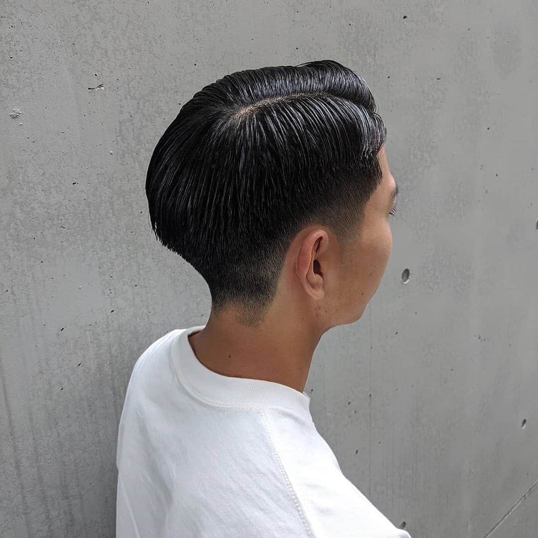 DRESSKINさんのインスタグラム写真 - (DRESSKINInstagram)「••• 原宿にある @takeshisbarber の @yu_odashima さんのスタイル💇‍♂️💈 . Repost from @yu_odashima . . スキンフェードばっかり載せてるのでたまには。 2mm-です。 ちなみにスキンフェードは、0mm-のことを言います。 ••• DRESSKIN🎩 Men's grooming online store🤵🏻 https://dresskin.com ⇨プロフィールからご覧ください👀 🌏For international customer ⇨https://global.dresskin.com✈️ ••• #takeshisbarber #takeshis #dresskin #menshair #mensgrooming #pomade #gentleman #barber #barbershop  #タケシズバーバー #タケシズ #ドレスキン#メンズコスメ #メンズグルーミング #美容男子 #シェアコスメ #メンズヘアスタイル #バーバーショップ #バーバースタイル #バーバーアイテム #フェード #ポマード」10月2日 15時51分 - dresskin_official