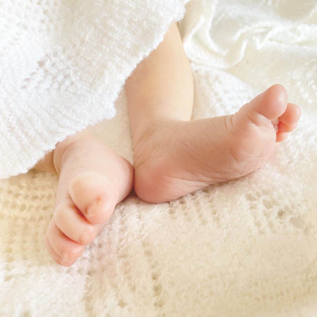 橋本まゆさんのインスタグラム写真 - (橋本まゆInstagram)「私の指にそっくり👣﻿  ﻿#ベビーグッズ#おくるみ#新生児 #女の子ベビー#女の子のママ#赤ちゃんのいる生活  #baby#babygirl#ghhurtandson」10月2日 15時46分 - macomyu