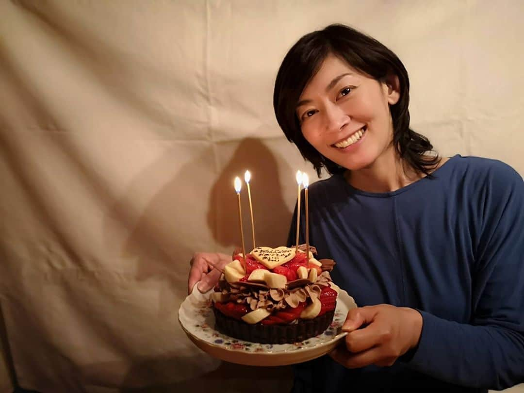 佐藤藍子のインスタグラム：「皆様、お久しぶりでこざいます😌  先日になりますが 私、43歳の誕生日を迎える事が出来ました😌  馬の競技会シーズンで忙しい中 家族がケーキを用意して、お祝いをしてくれました🎂  このケーキ、車で片道2時間くらいかけて、主人の妹が買ってきてくれたんですっ😍  主人の妹＝義理の妹にはなるのですが 趣味も合い、今は息子ぽっきゅん🐴のパートナーライダーとして頑張ってくれている、素敵な妹😆 いつもありがとう✨  このケーキの写真を撮る為に 白い布を持ってくれているのは 主人の母と、主人の妹😌 カメラマンは主人 幸せな嫁です😆  誕生日のコメント、メッセージ ありがとうございました✨😉  #誕生日#幸せな嫁#ケーキ#誕生日ケーキ#aikosato#佐藤藍子」