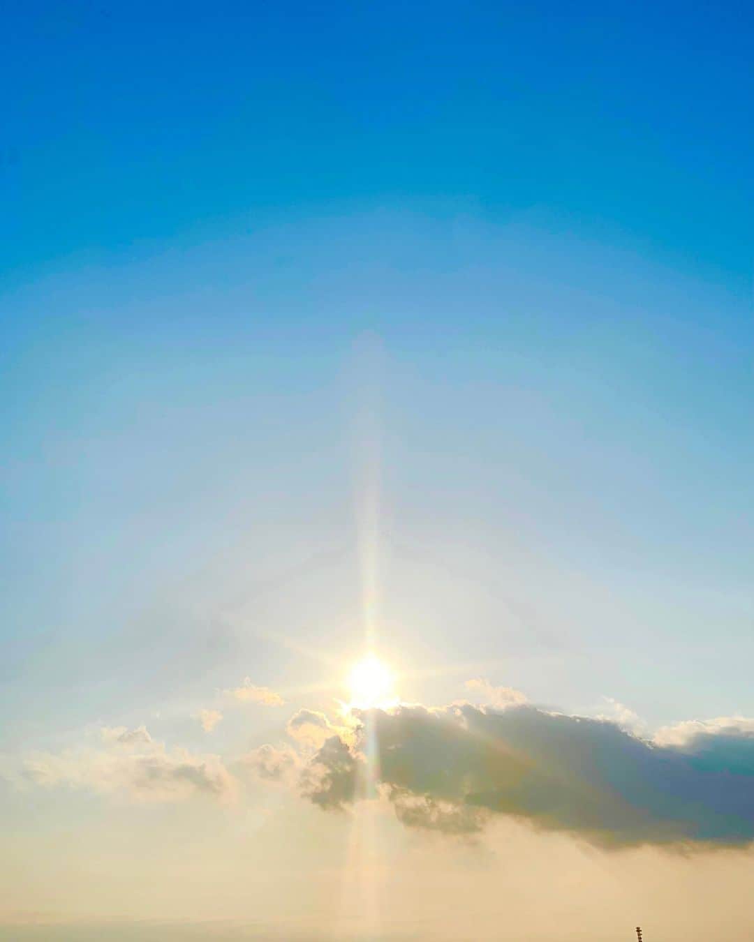 工藤秀平さんのインスタグラム写真 - (工藤秀平Instagram)「秋の空のグラデーション  普通に撮っただけなのに、光が綺麗に星形みたいになったとです。」10月2日 16時01分 - kkshuhei