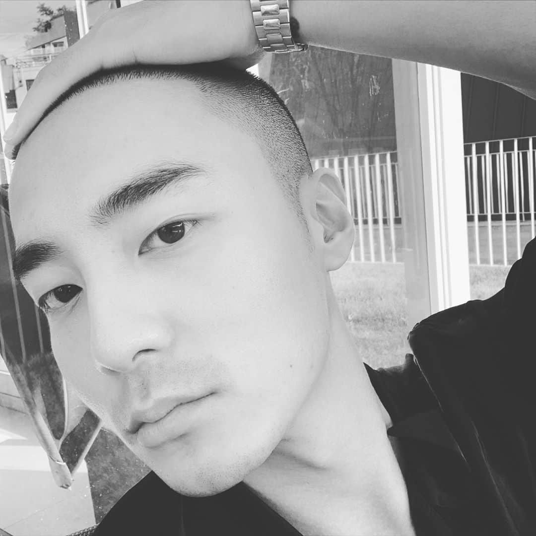 ロイ・キムのインスタグラム：「time walks」