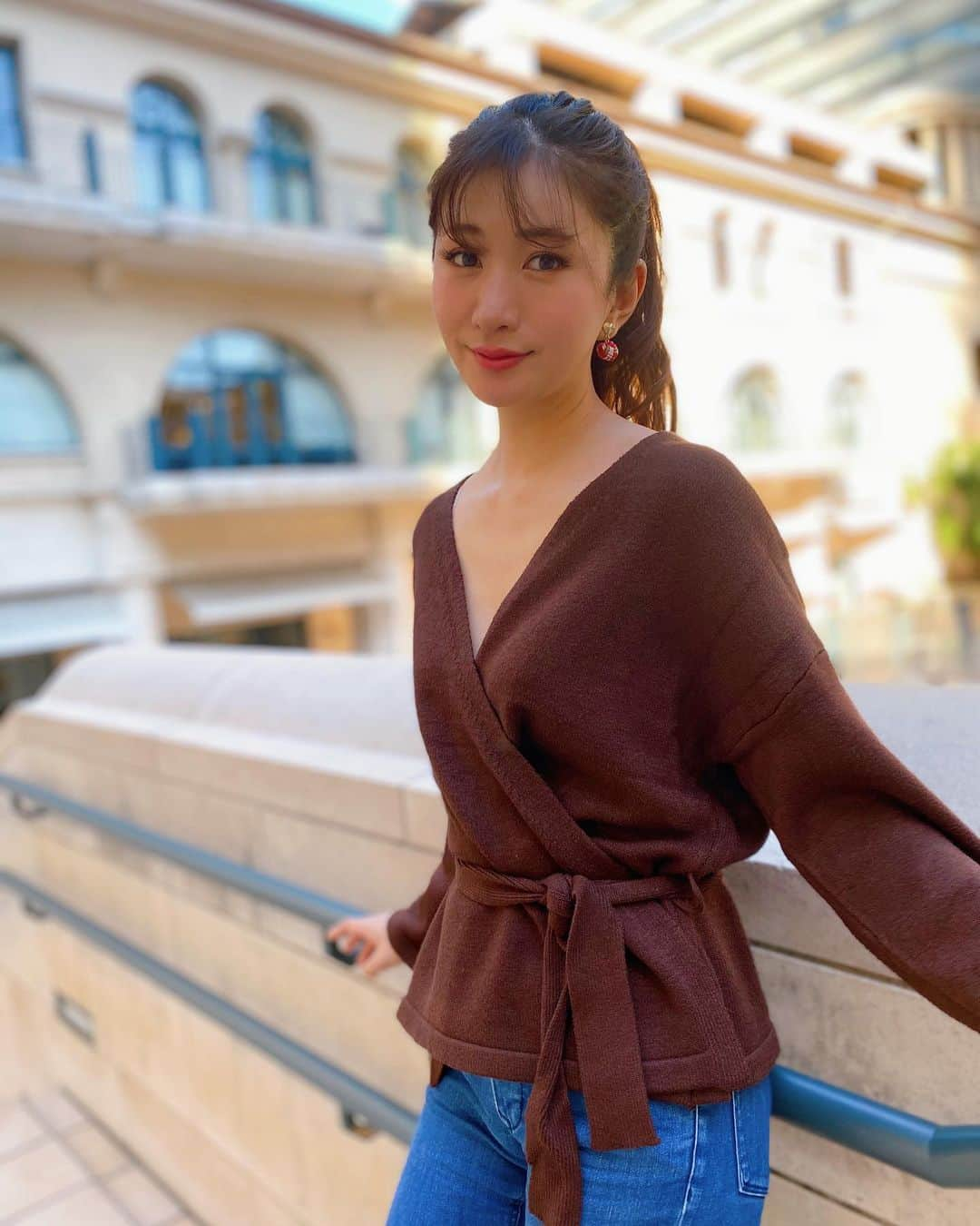 中村江莉香さんのインスタグラム写真 - (中村江莉香Instagram)「@forget_m_n 新作発売中👗 ぜひweb shop🧑🏻‍💻遊びに来てね❤️ ・ 撮影前にトリートメント💇‍♀️💈メンテナンスしてきました😊✨私の髪＝#代官山heartim 🙏 今回は店長の @shota.hair さんにお願いしました🎁 ほんっと丁寧な施術で髪も心も癒された〜🥺🎈私はブリーチ２回、ハイライト入れての金髪だったのに‼︎黒く染めて、、、髪がサラサラって😱😨もはや魔法です🧙‍♀️笑 いつもありがとうございます🥰❤️ #heartim クーポンもあるので(スワイプしてね☝️) 髪質で悩まれている方には是非行って欲しい🤫💕💕#髪質革命 #代官山サロン ・ wear #forget_m_n 👗🌸 #ニットカーデ #アシメスカート #アパレルプロデュース #アパレルディレクション #アパレルスタッフ #アパレルブランド #アパレル通販 #秋物 #2020aw #撮影 #新しいお洋服 #コーデ #コーディネート」10月2日 15時59分 - erica_nakamura